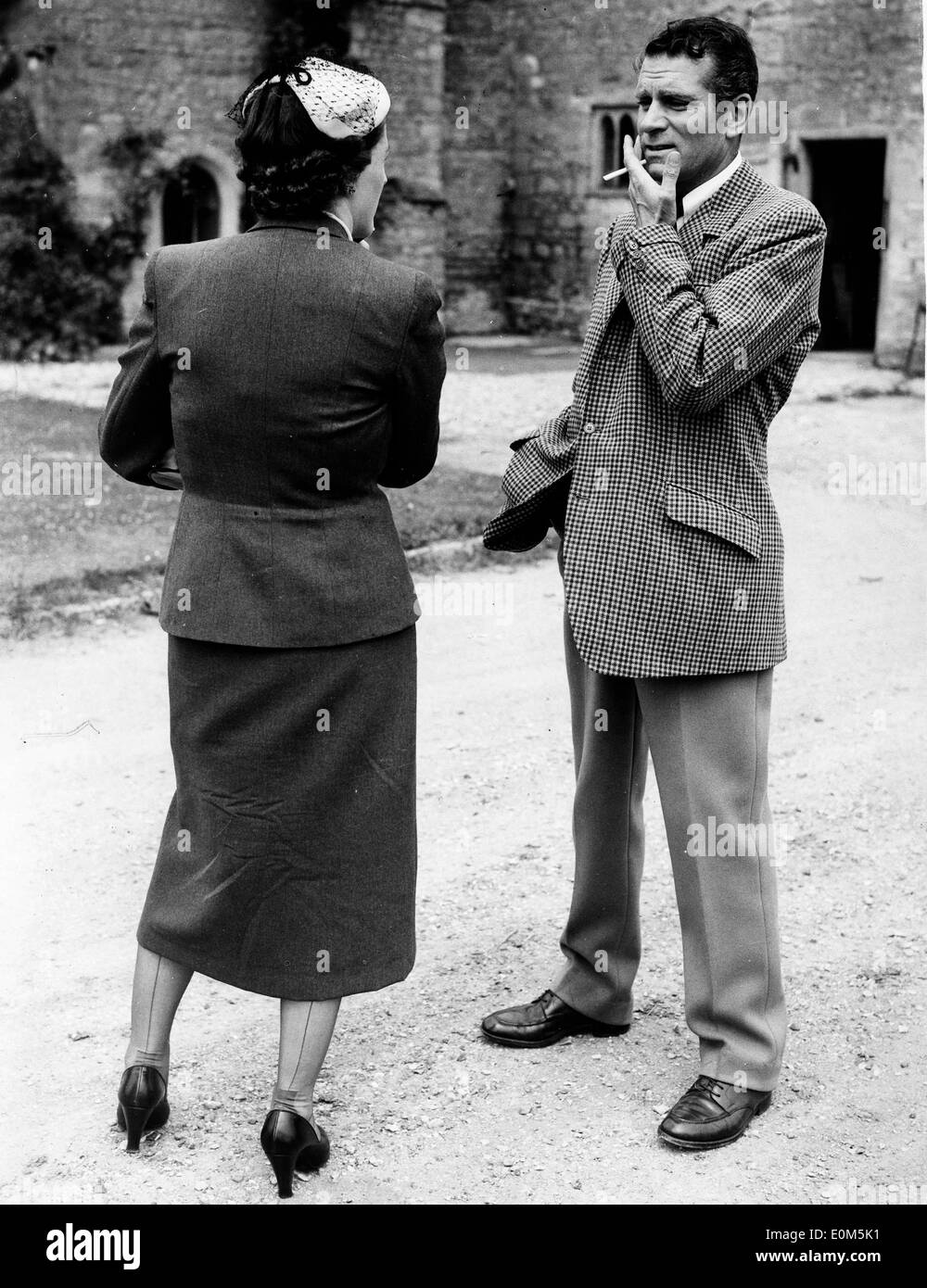 Laurence Olivier and Vivien Leigh stand in their driveway Stock Photo