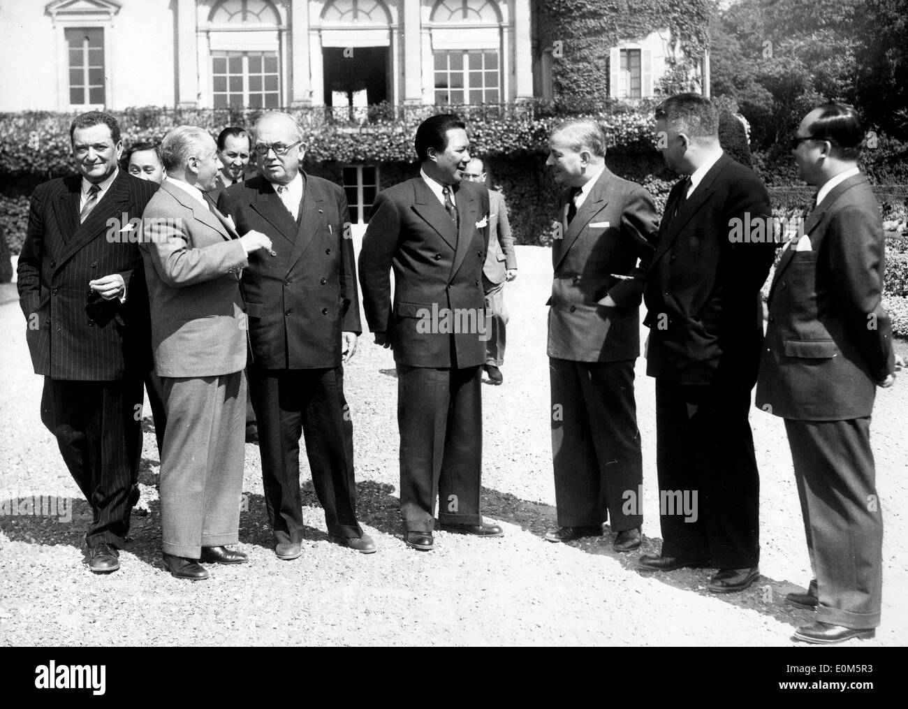 Emperor Bao Dai and French politicians gathered at Rambouillet Chateau Stock Photo