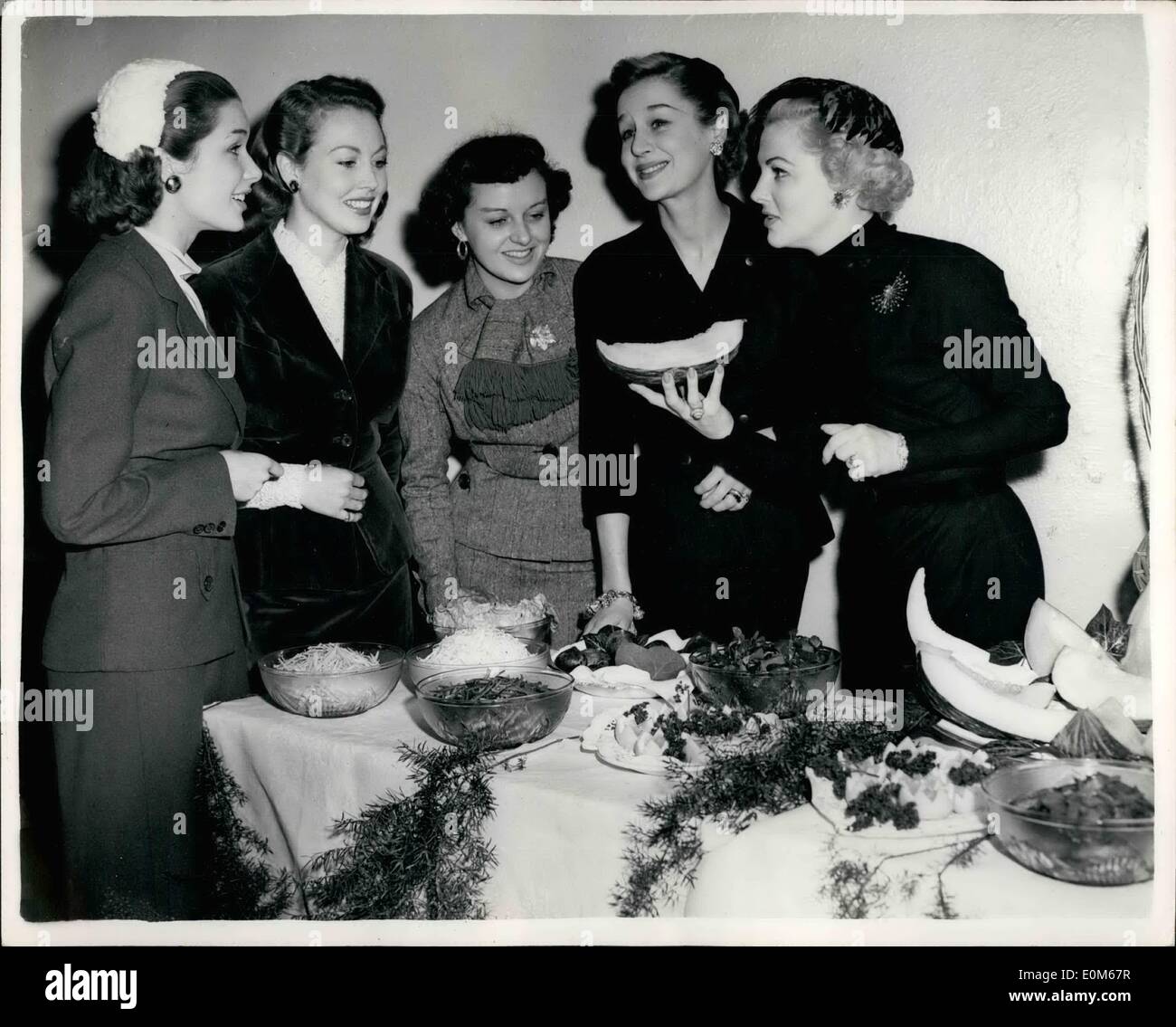 Sep. 09, 1953 - Vivian Blaine gives luncheon to British leading ladies.: Vivian Blaine, leading lady in ''Guys and Dolls'' gave Stock Photo
