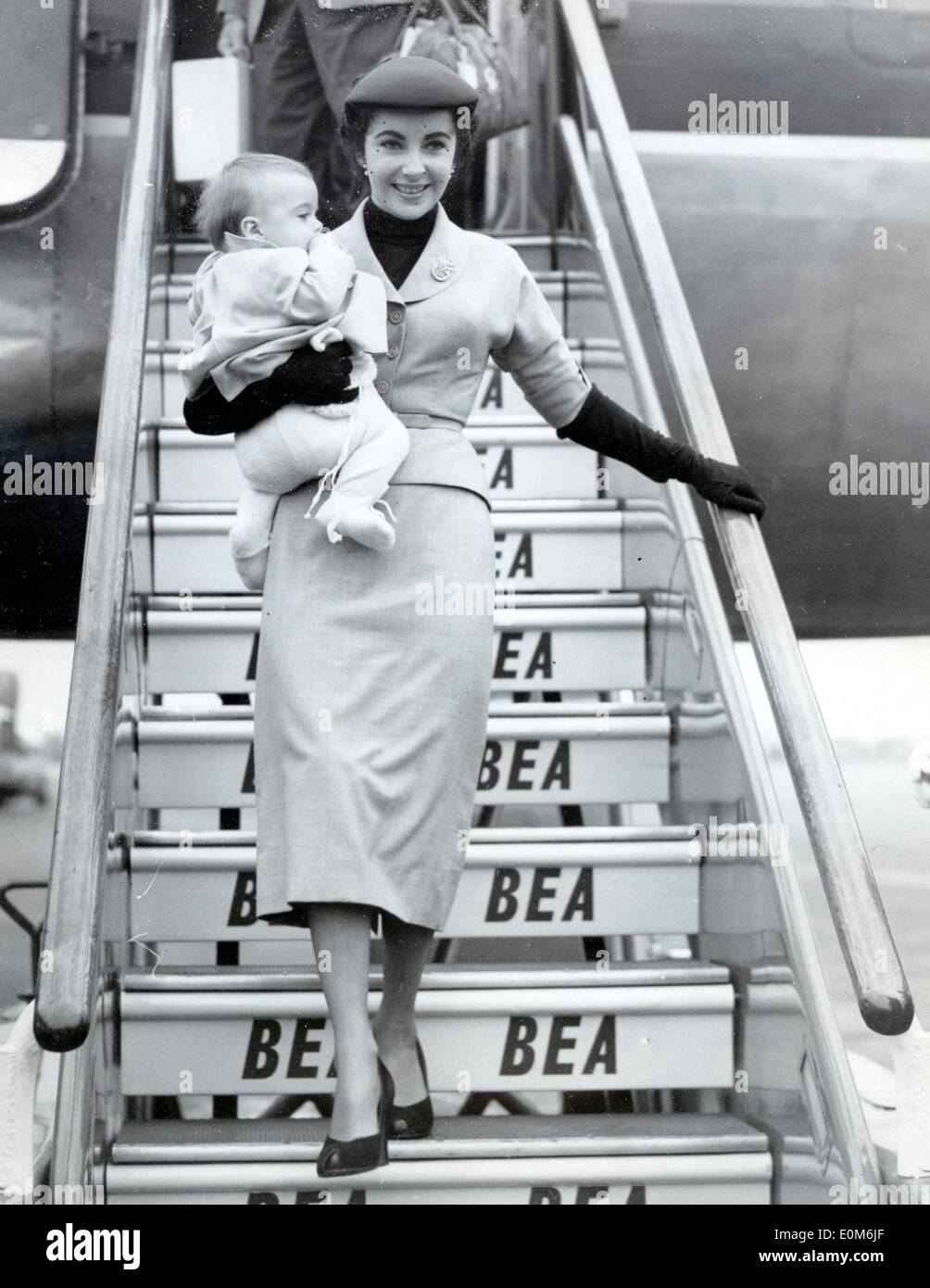 Elizabeth Taylor arriving in London holding her baby boy Stock Photo