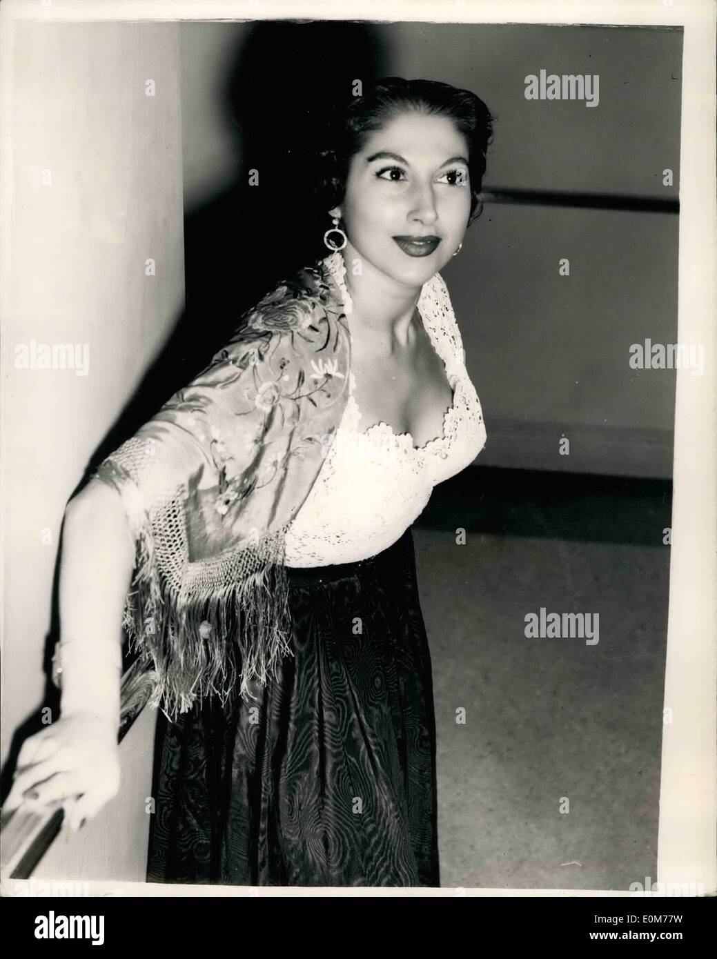Nov. 11, 1953 - First Night of Donizetti's Opera ''Don Pasquale'' At The Sadler's Wells Theatre; Photo Shows Carmen De Santa Cruz, 25-year-old Spanish cabaret dancer, who has danced before ex-king Farouk, seen as she arrived for the opera this evening. Stock Photo
