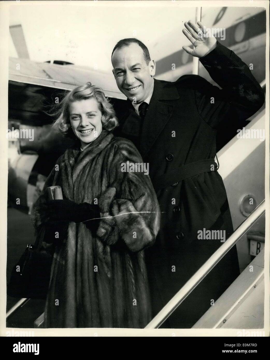 Jan. 05, 1954 - Rosemary Clooney And Husband Jose Ferrer Arrive In London: Among the arrivals at London Airport this morning were America's latest Singing success - Rosemary Clooney and her actor husband Jose Ferrer. They were married six months ago - and the visit is being used as a belated honeymoon. Miss Clooney leaped to fame with her recording of ''Come On-a My House'' - and has appeared in a number of films. Photo shows Rosemary Clooney and husband Jose Ferrer their arrival at London Airport this morning. Stock Photo