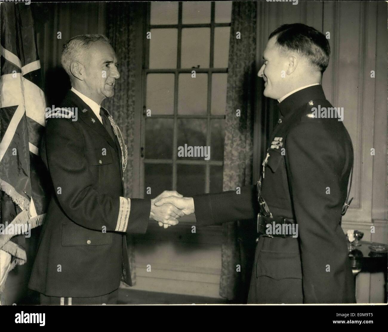 Mar. 03, 1954 - American Decoration For British Colonel: Colonel. A.M. Man, DSO, OBE, HQ North-Umbrian District, Catterick Camp, Yorks, Receives The Legion Of Merit In The Degree Of Legionnaire From The U.S. Army Attache General R.E.S. Williamson (Left) At To-Day;s, Mar 19, American Investiture At London's Winfield House. Colonel Man Was Decorated For Distinguished Service When Leading The 1st Battalion, Middlesex Regiment, In The British Commonwealth Division During The Fighting In Korea Stock Photo