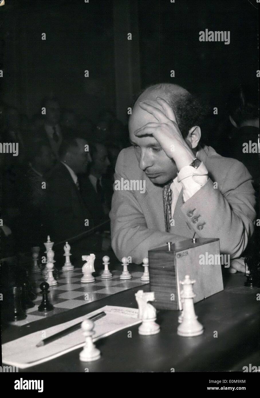 Russian chess grandmasters Boris Spassky, right, and Anatoly