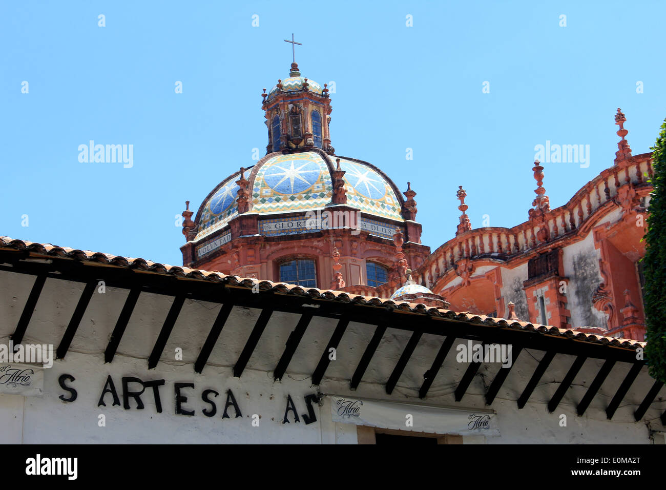 The beautiful tiled dome of the church of Santa Prisca in Taxco ...