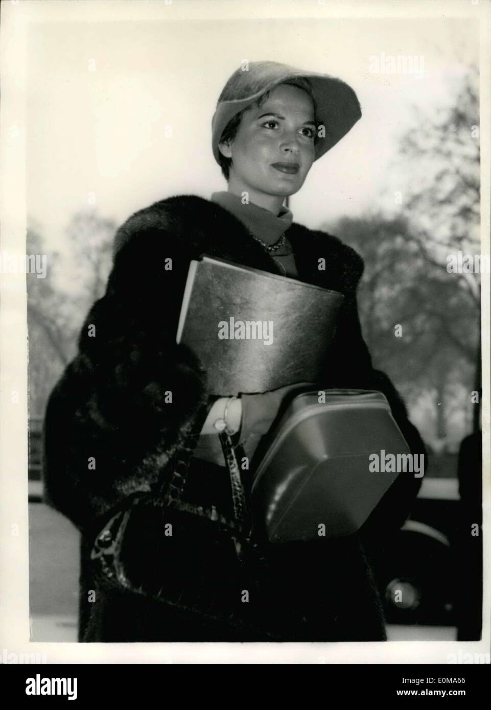 Mar. 19, 1954 - Eva Bartok Leaves London For Munich.. To Meet Her Next Husband: Sen star Eva Bartok who has been on London fo Stock Photo