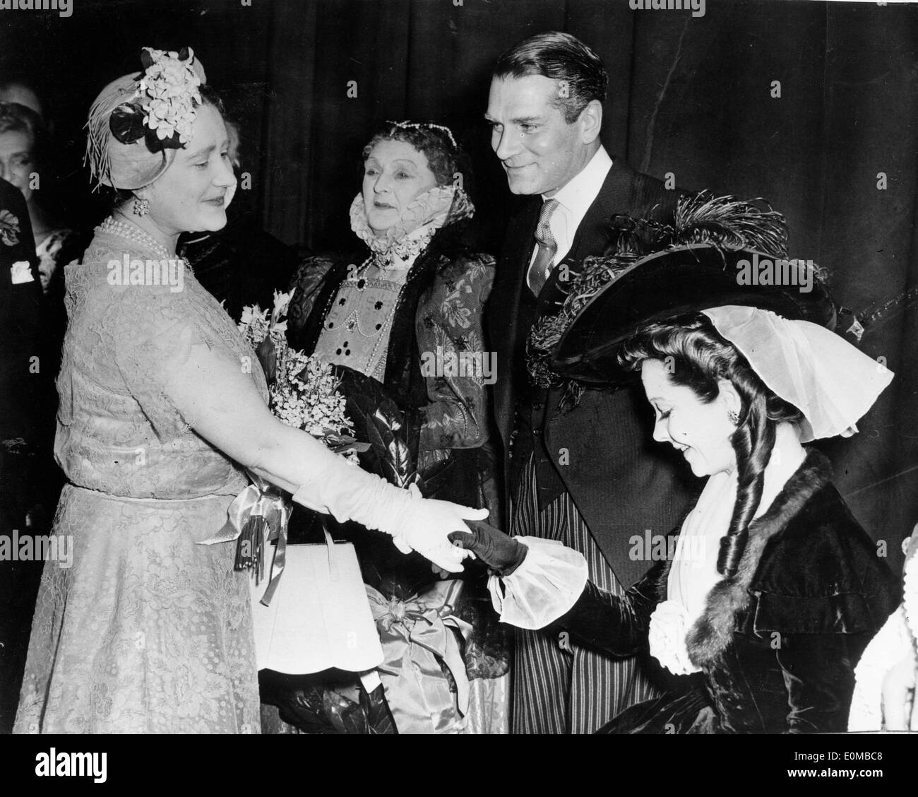Laurence Olivier and Vivien Leigh curtsey to Queen Elizabeth II Stock Photo