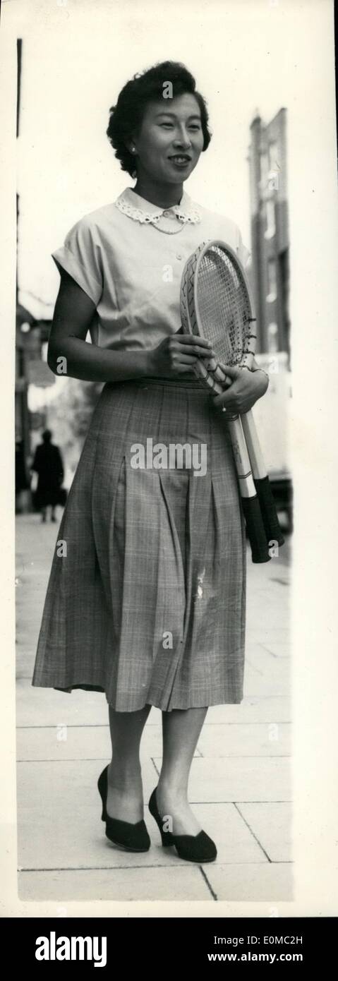 Jun. 06, 1954 - The Little Mo of japan our for a walk in London. The Japanese lawn tennis star Sachiko kamo who is known as the Stock Photo