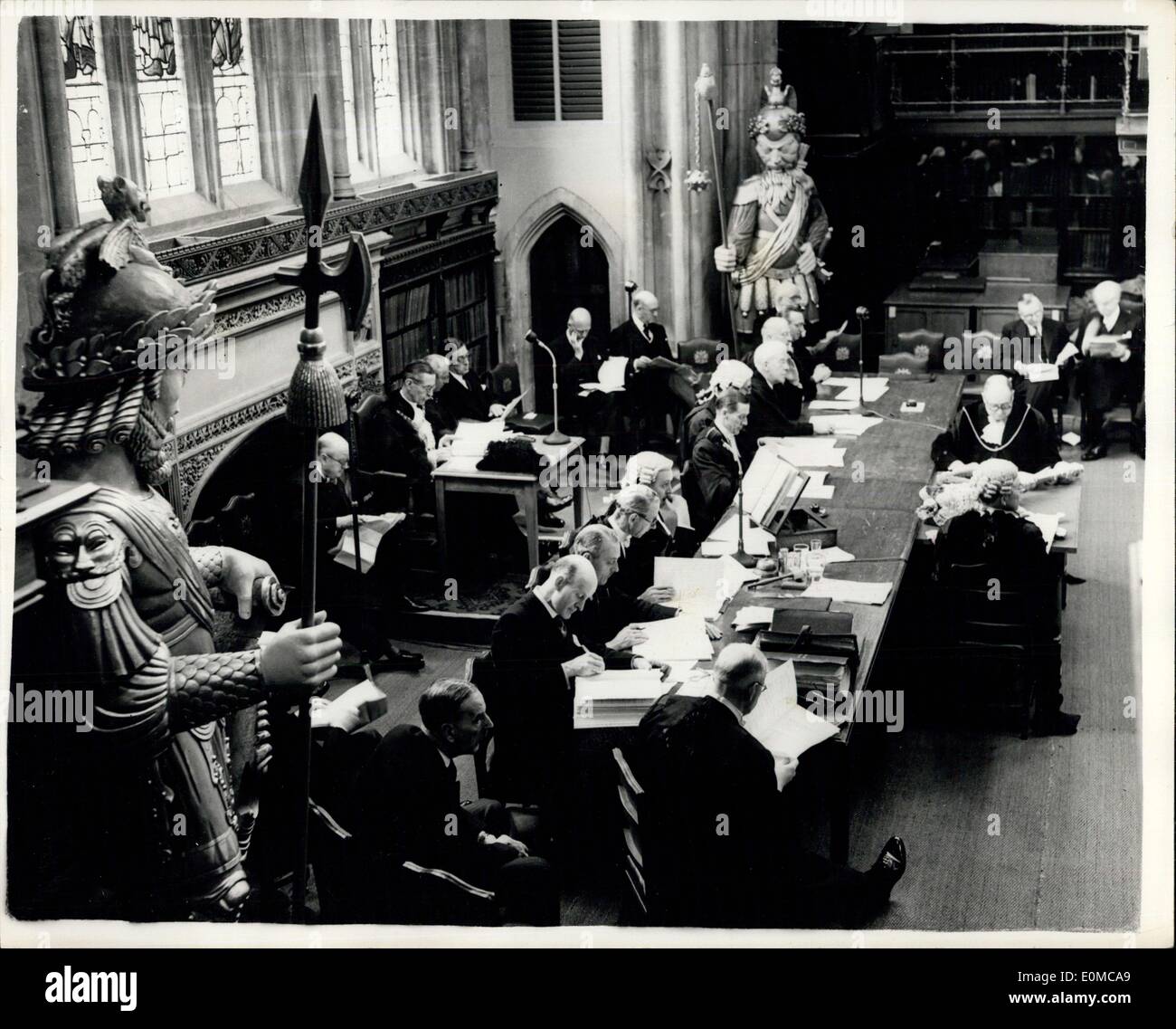 Jun. 18, 1954 - Rejected City Alderman Fights to Get New Hearing - Photo Shows:- Inside London's Guildhall Gog (left) and Magog Stock Photo