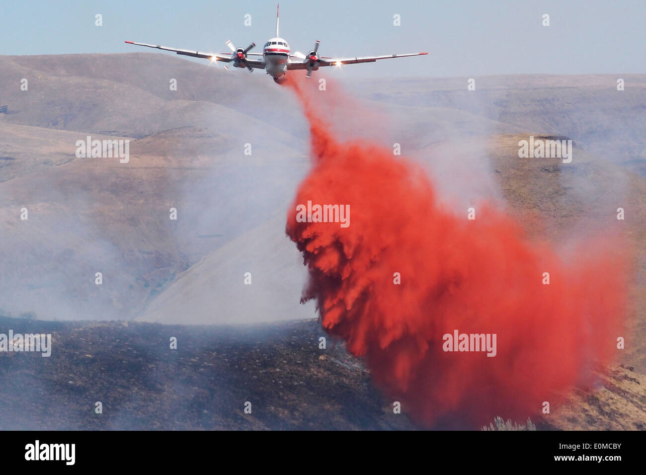 A tanker drops its load of fire retardant on the Brown Road fire in Northern Oregon, 2011 Stock Photo