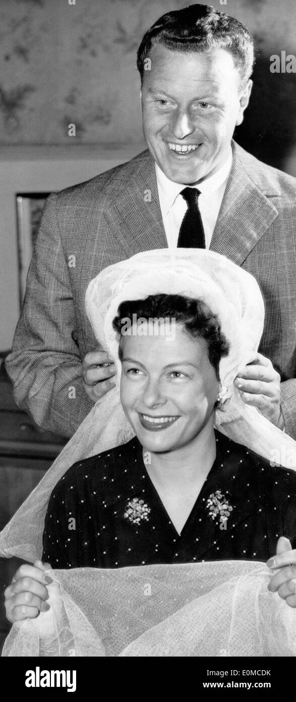 Ilse Werner getting her hair dried by her husband Josef Niessen Stock Photo