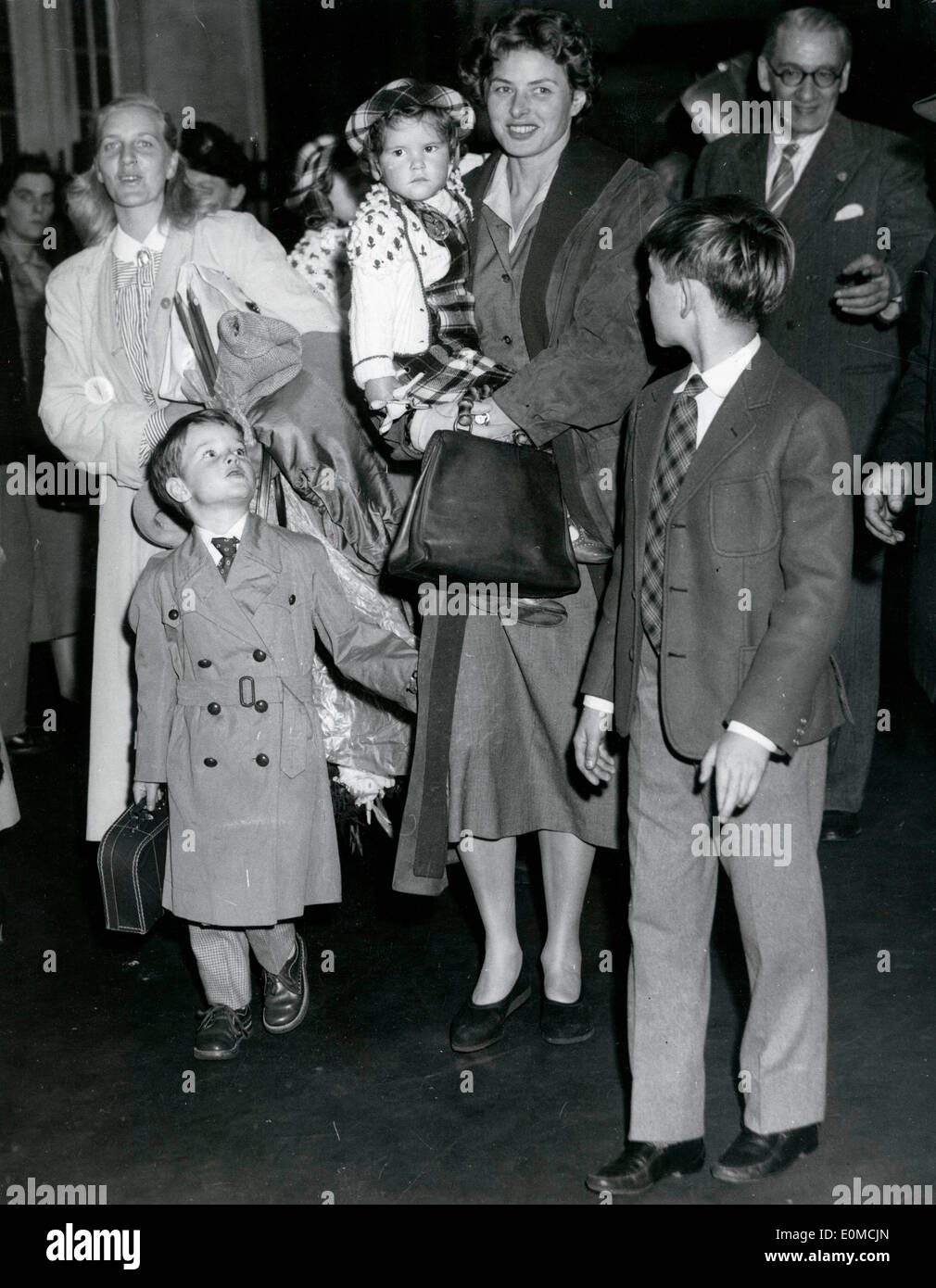 Actress Ingrid Bergman with her children in London Stock Photo