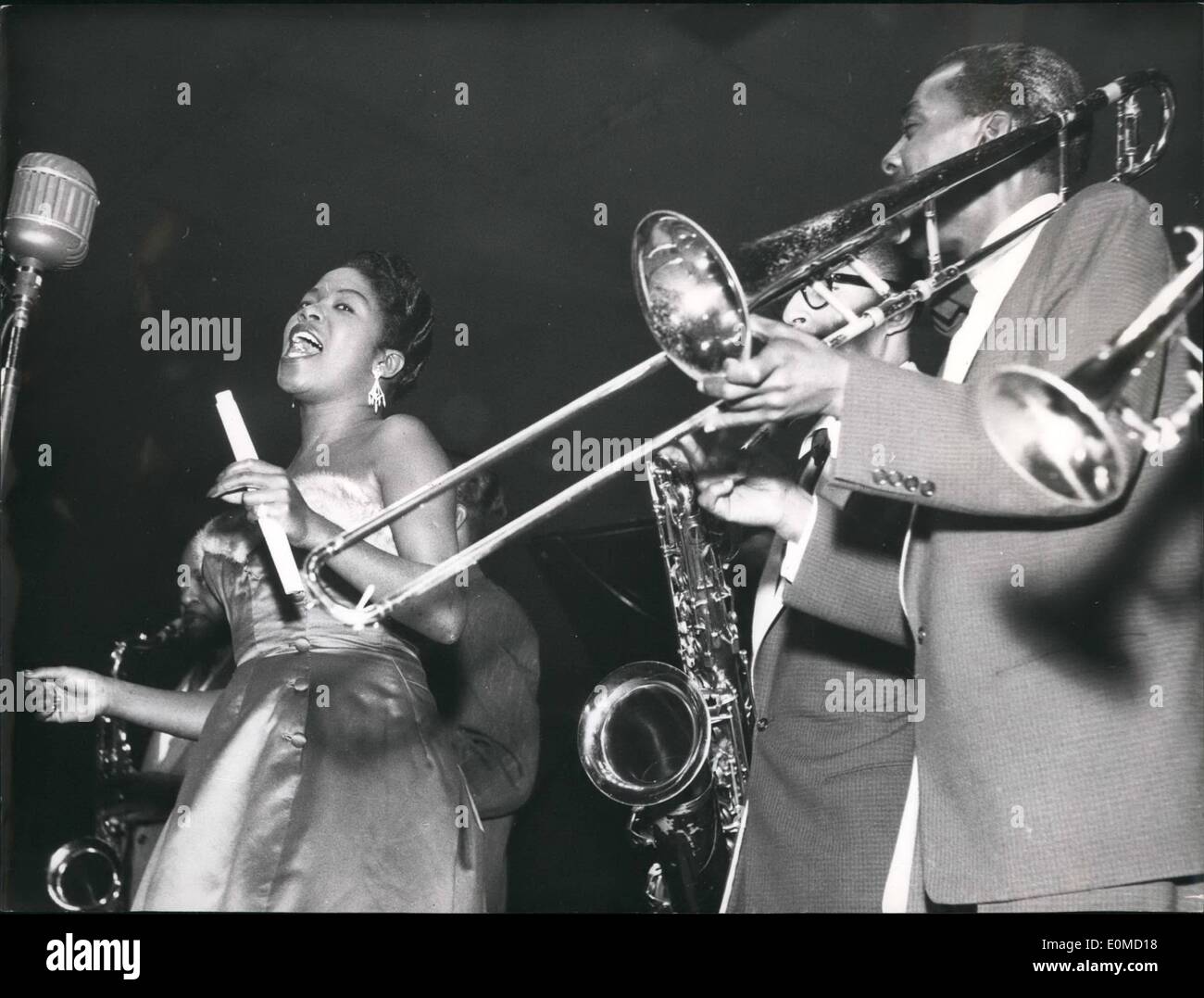 Oct. 10, 1954 - The Berlin Jazz season of 1954/55 began in the Sportpalast with Harold Davison's ''Jazz Parade.'' The focus of the event was singer Sarah Vaughan(pictured left), who is in Germany for the first time. Outside of Ella Fitzgerald she is the most famous jazz si Stock Photo