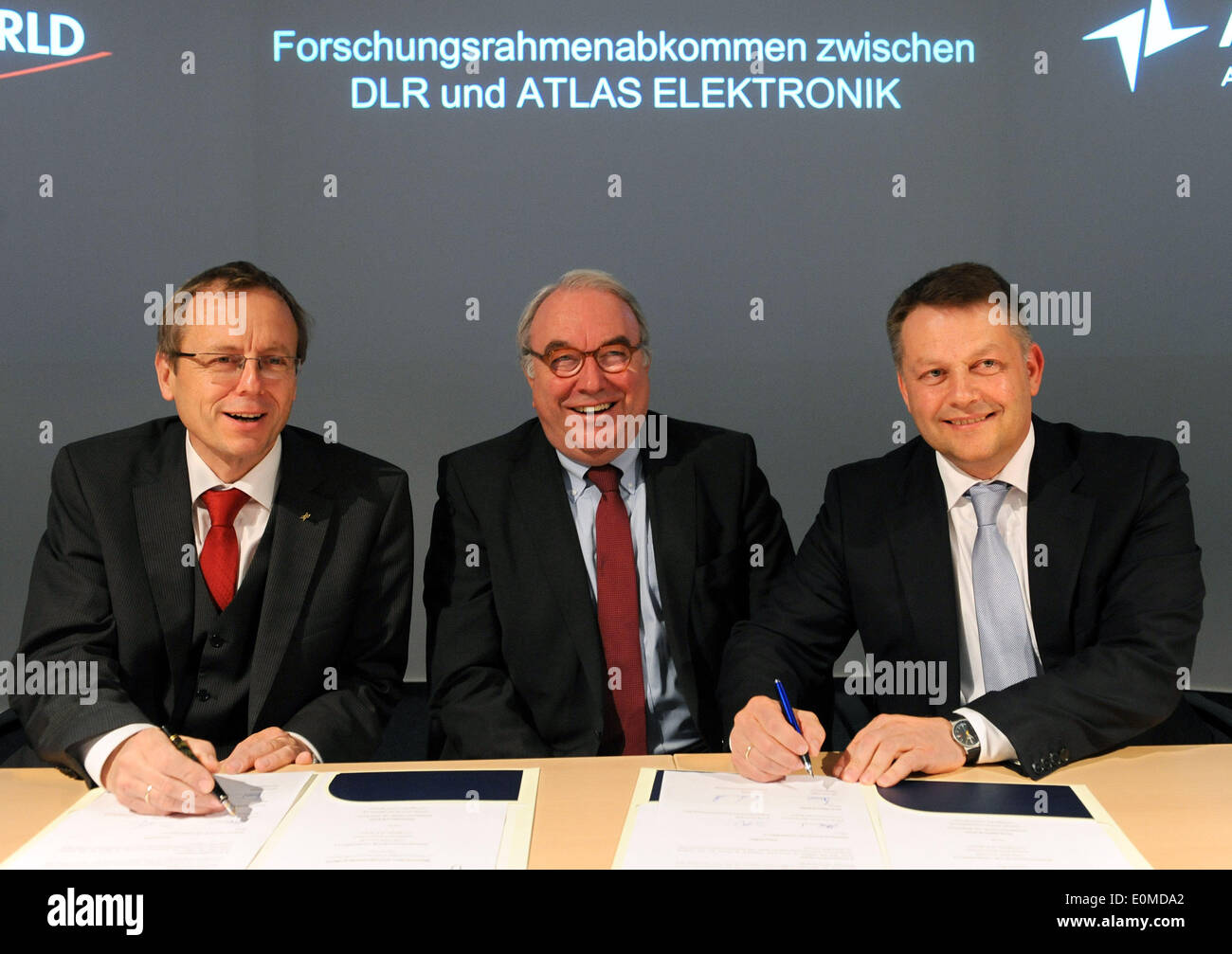 Bremen, Germany. 16th May, 2014. CEO of German Aerospace Center Johann-Dietrich Woerner (L-R), Secretary of State at the Ministry of Economics Uwe Beckmeyer and manager of electronics company Atlas Elektronik GmbH Voker Paltzo in the showroom of the Atlas company headquarters in Bremen, Germany, 16 May 2014. The meeting took place in connection with the signing of a joint research agreement in the area of security systems for the seas, shipping, ports and costal defense. Photo: INGO WAGNER/dpa/17�Թ����� Live News Stock Photo