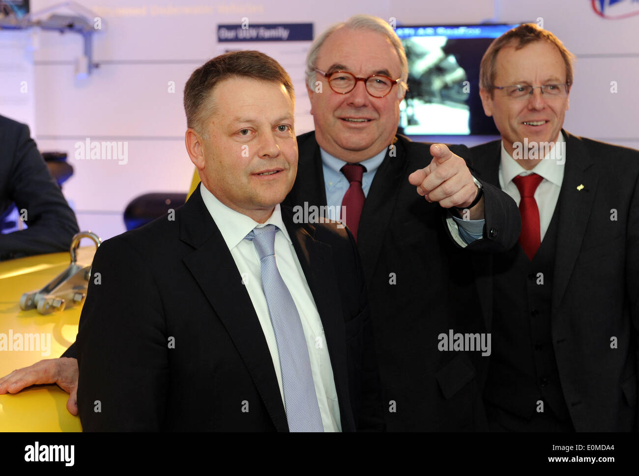 Bremen, Germany. 16th May, 2014. The manager of electronics company Atlas Elektronik GmbH Voker Paltzo (L-R), Secretary of State at the Ministry of Economics Uwe Beckmeyer and CEO of German Aerospace Center Johann-Dietrich Woerner in the showroom of the Atlas company headquarters in Bremen, Germany, 16 May 2014. The meeting took place in connection with the signing of a joint research agreement in the area of security systems for the seas, shipping, ports and costal defense. Photo: INGO WAGNER/dpa/17�Թ����� Live News Stock Photo
