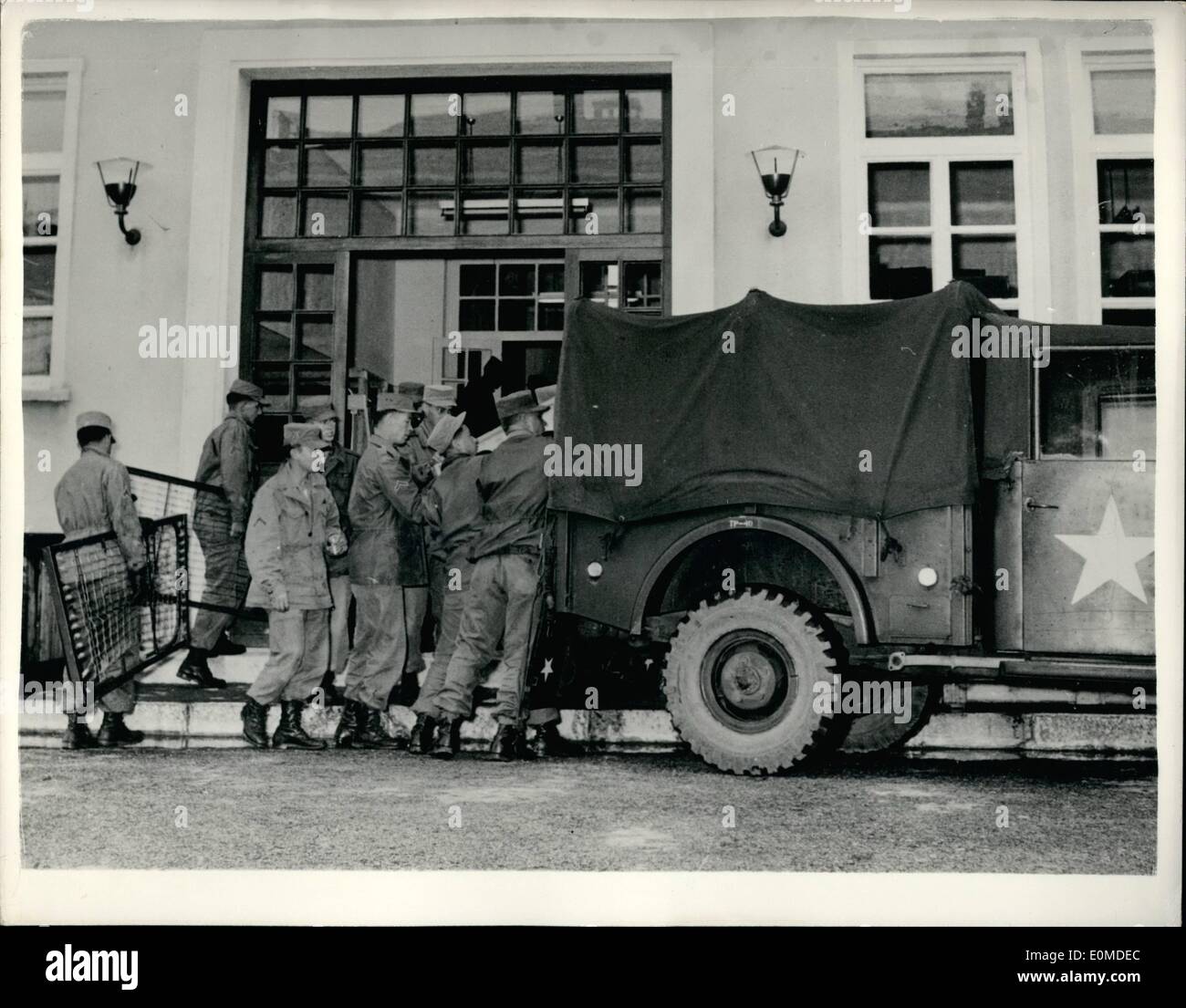 1954 american troops hi-res stock photography and images - Alamy