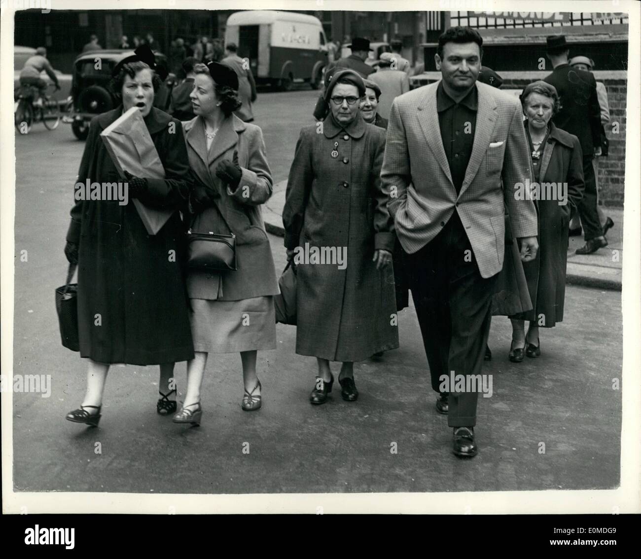 Sep. 09, 1954 - They did not even Recognize him. American Crooner out Walking in Leicester Square. When Frankie Laine - American Crooner arrived at London Airport he was met by an organised reception committee of a crowd of teenage fans..When he went for a walk in Leicester Square this morning he was not even recognised by the passers-by. Photo Shows: FRANKIE LAINE walks un-recognised in Leicester Square this afternoon. Stock Photo