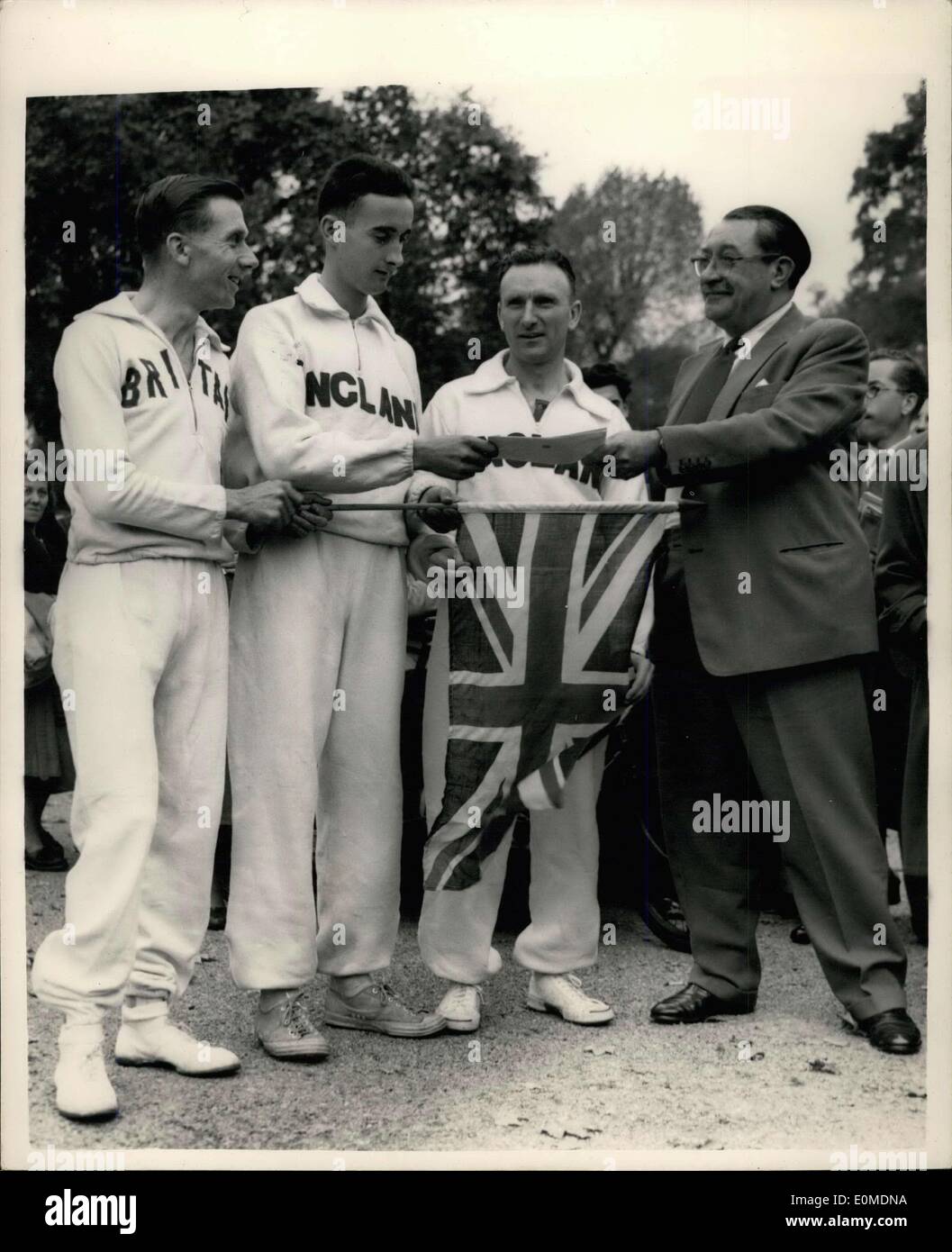 Oct. 15, 1954 - Famous Athletes Start Off In London To Newcastle Relay Run. In Aid Of Infantile Paralysis Fellowship: Many world famous athletes are taking part in the London to Newcastle 300 mile relay run - in aid of the Infantile Paralysis Fellowship. It is all part of the King's College, Newcastle Rag Week. Students and athletes will cover the 300 miles in four daily ten mile relays- taking nine days in all. When not running the athletes will travel in an ancient taxi-cab which also contains collecting boxes. It is hoped that 5 per mile. Photo shows Stage and T.V Stock Photo