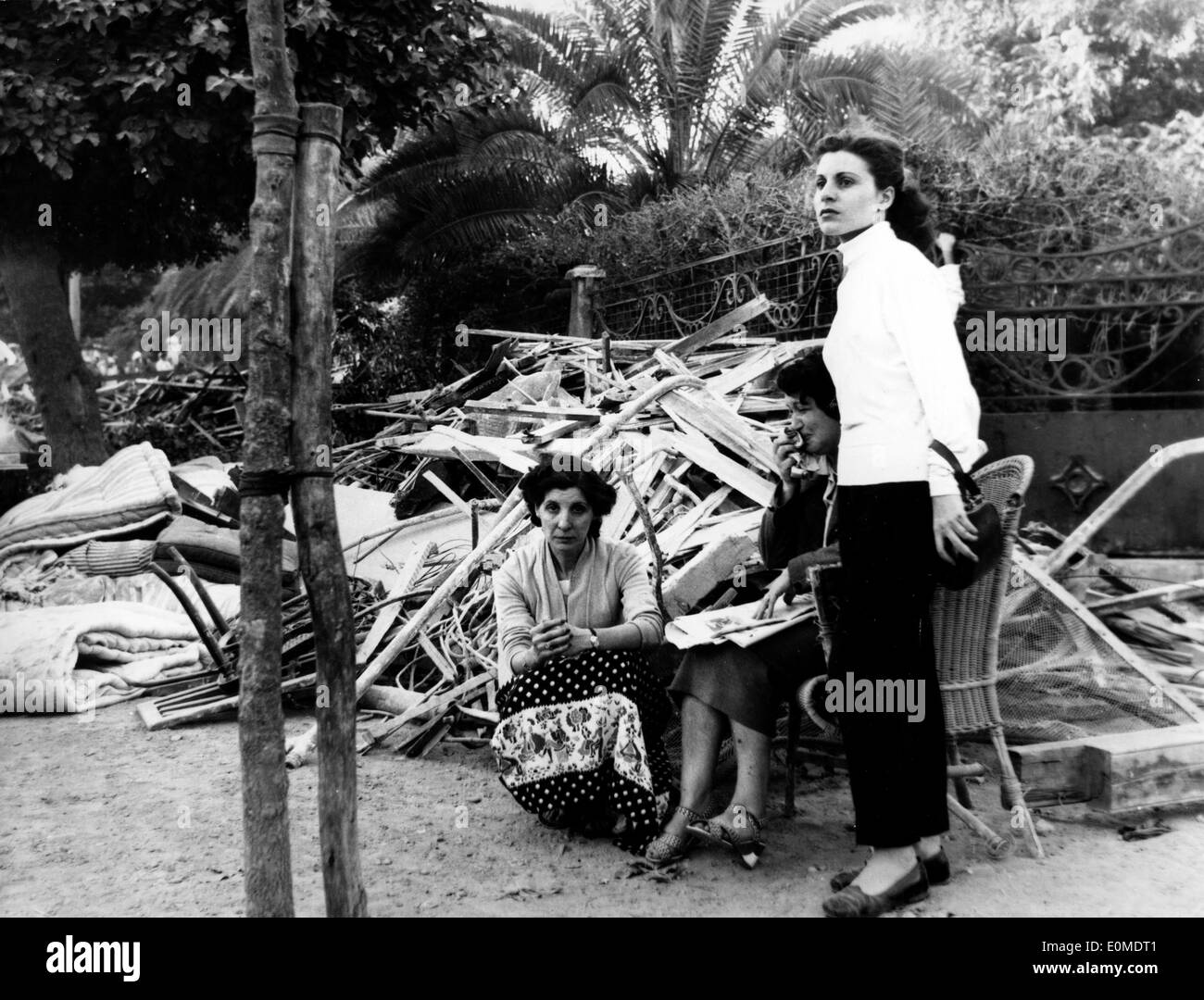 Women stand in damage from Orleansville earthquake Stock Photo