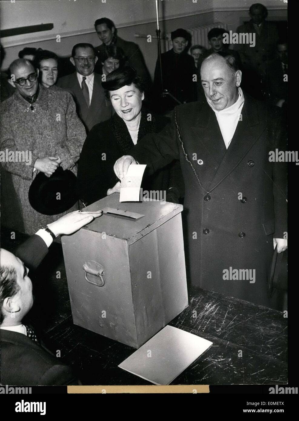 1 dec 1954 hires stock photography and images Alamy