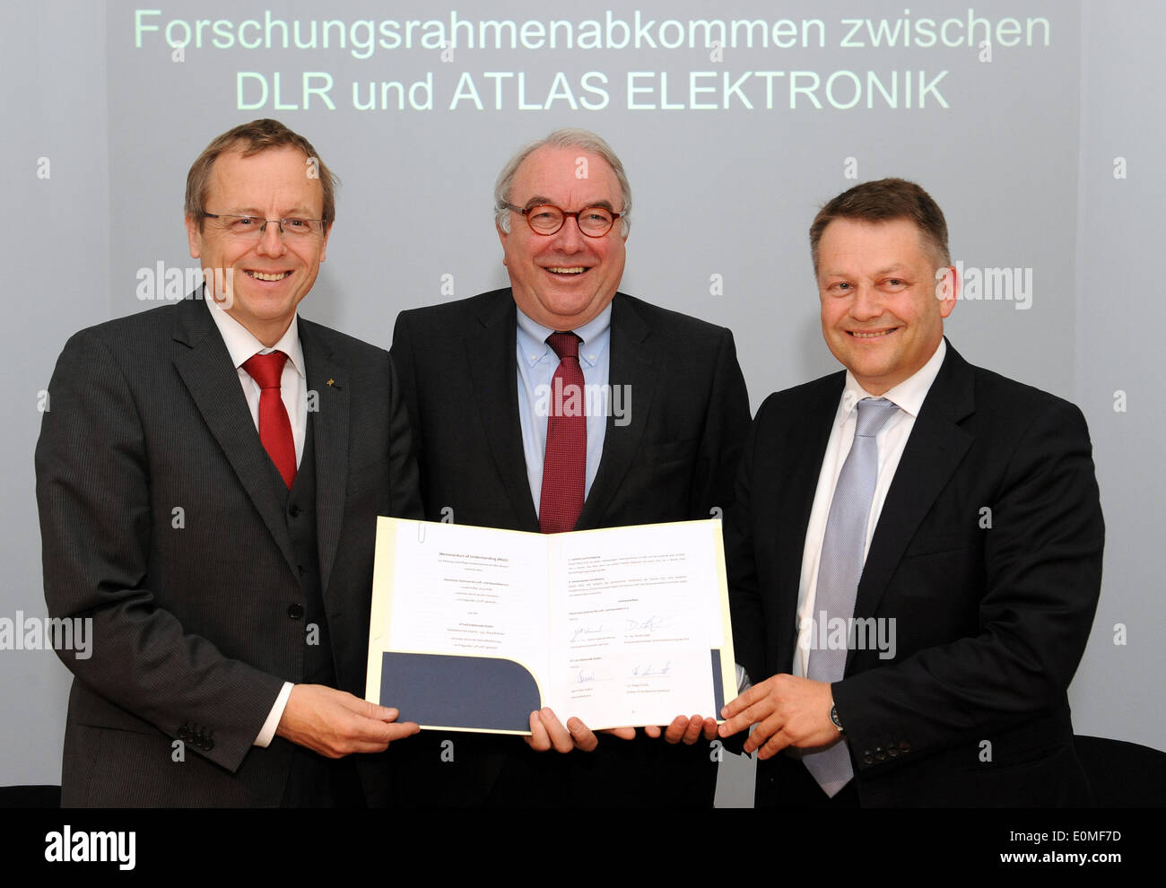 Bremen, Germany. 16th May, 2014. CEO of German Aerospace Center Johann-Dietrich Woerner (L-R), Secretary of State at the Ministry of Economics Uwe Beckmeyer and manager of electronics company Atlas Elektronik GmbH Voker Paltzo in the showroom of the Atlas company headquarters in Bremen, Germany, 16 May 2014. The meeting took place in connection with the signing of a joint research agreement in the area of security systems for the seas, shipping, ports and costal defense. Photo: INGO WAGNER/dpa/17�Թ����� Live News Stock Photo