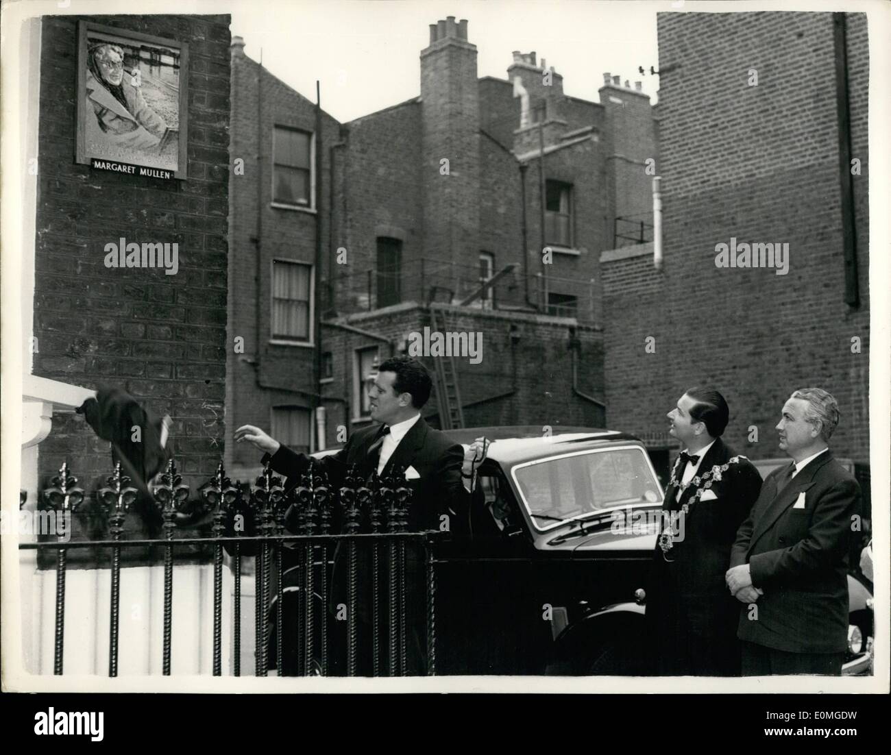 Apr. 28, 1955 - 28.4.55 Aged ladies receive  to Ã¢â‚¬Å“Margaret Mullen HouseÃ¢â‚¬Â Ã¢â‚¬â€œ This afternoon a number of aged Stock Photo