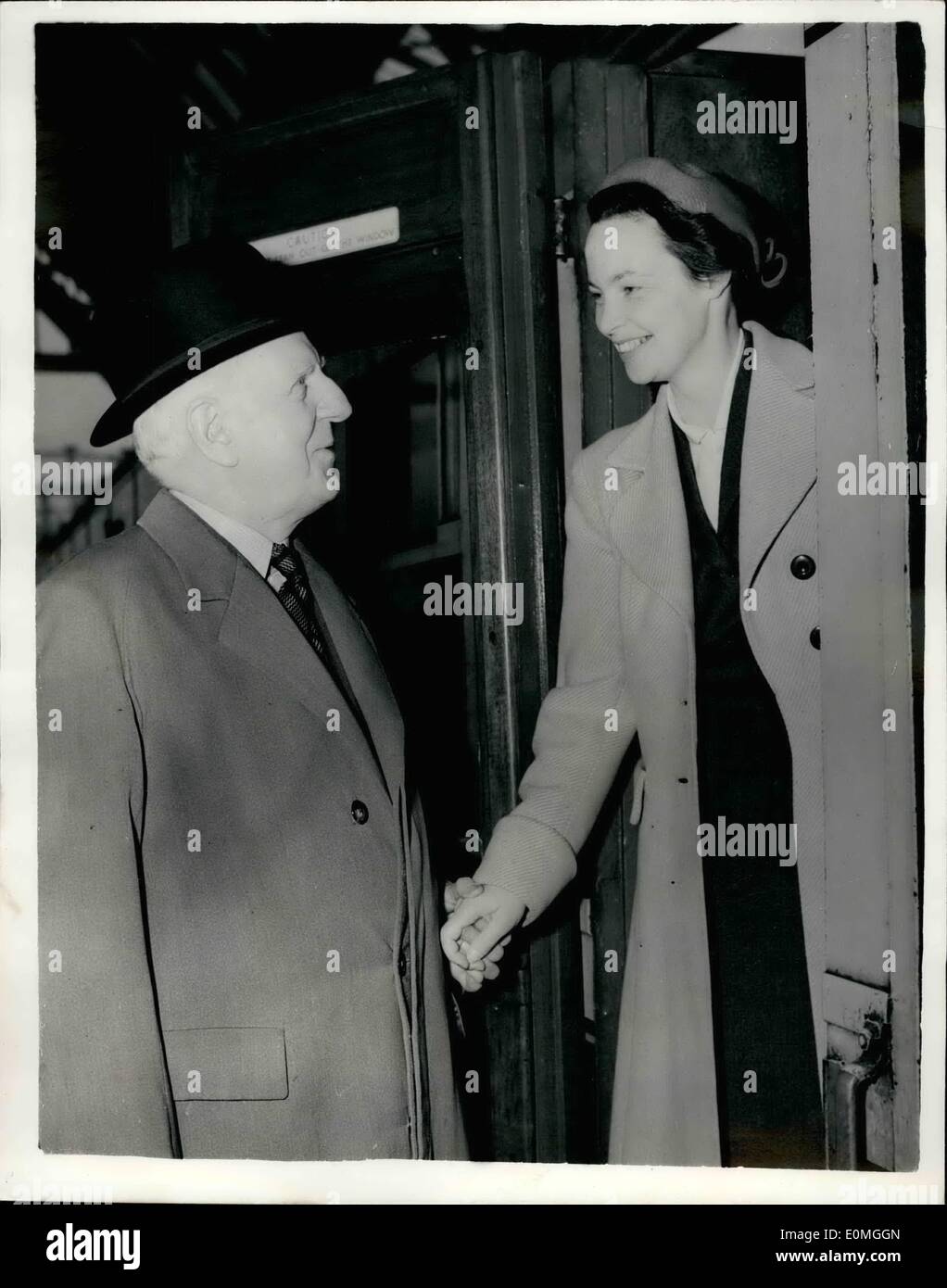May 05, 1955 - Lord Woolton ses his niece off to Australia: Lord Woolton - Chairman of the Conservative Party - found time this Stock Photo