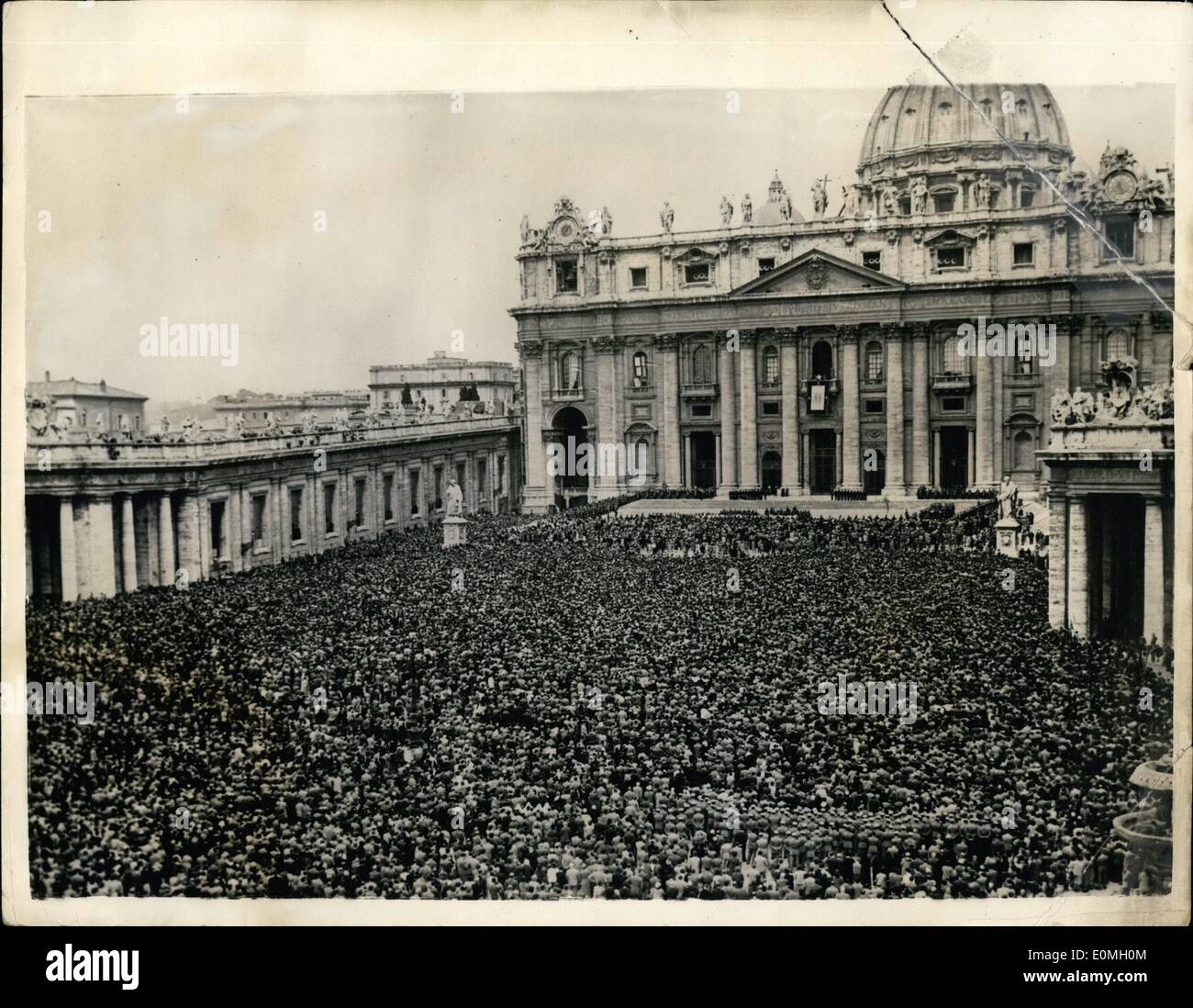 Apr. 04, 1955 - Pope Gives Easter Blessing to World. Standing on the Central balcony of the Basilica of St. Peter's, with more than 100,000 poeple gathered below in St. Peter's Square, Rome, The Pope gave his message of peace to the peoples of the world, and the Apolostic benediction of ''Urbi et Orby'' (Italy and the World), to the kneeling thousands. Photo Shows: General view of the scene in St. Peter's Square, rome, showing The Pope delivering his speech and benediction from the central balcony of the Basilica of St. Peter's, Rome. Stock Photo