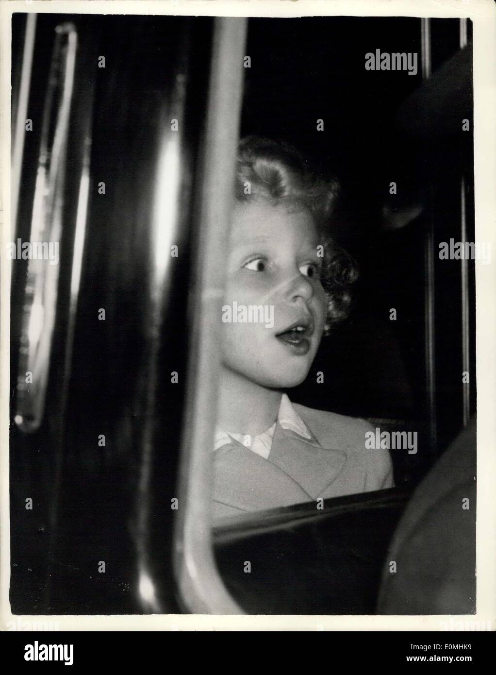 may-27-1955-prince-charles-and-princess-anne-travel-to-scotland-prince-E0MHK9.jpg