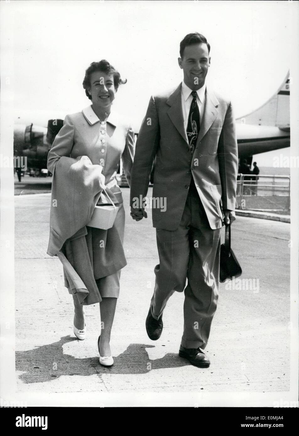 Jun. 06, 1955 - Maureen Connolly arrives in London on honeymoon. Hand-in-Hand.: Maureen Connolly the young American World Tennis Champion-and her husband of four days- Norman Brinker- American Olympic Horseman arrived at London report on the Wimbledon Championships. She isnot defending her title.Photo shows Maureen Connolly and husband Norman Brinker walk away from the aircraft hand-in hand on their arrival at London Airport this morning Stock Photo
