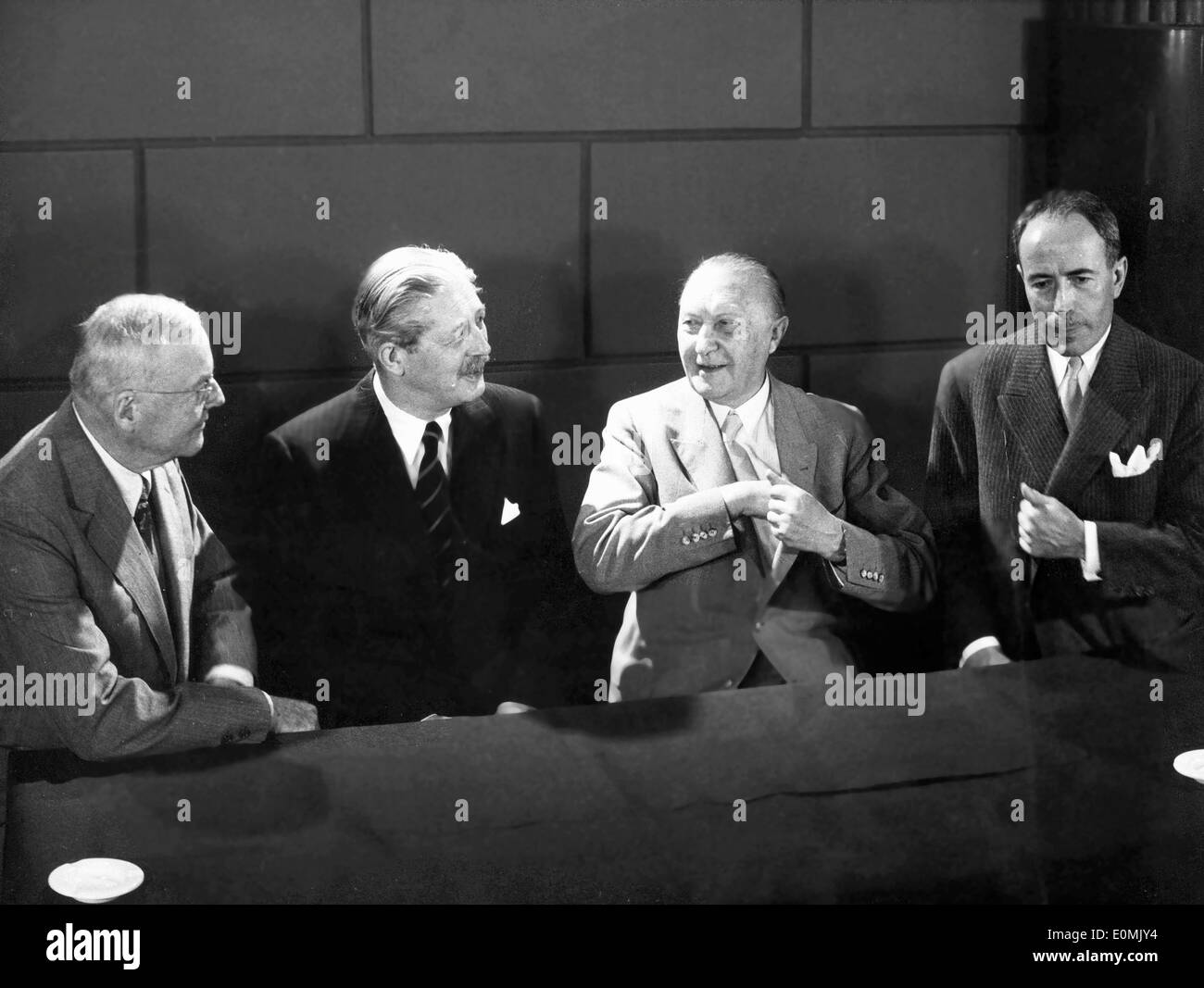 Dr. Konrad Adenauer swears to stay in Western Union Stock Photo
