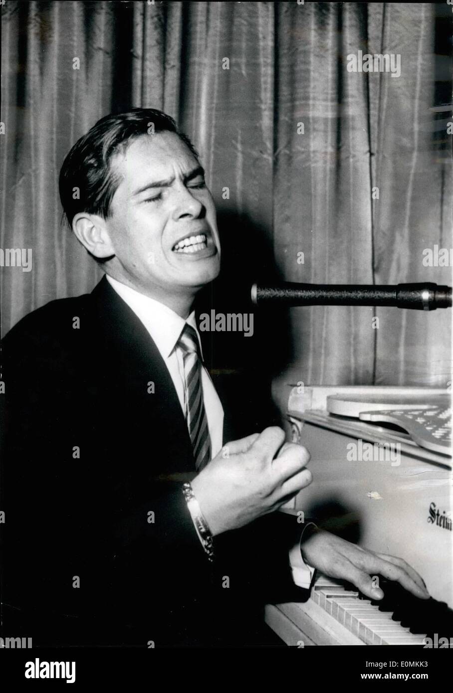 Johnnie ray singer in paris hi-res stock photography and images - Alamy