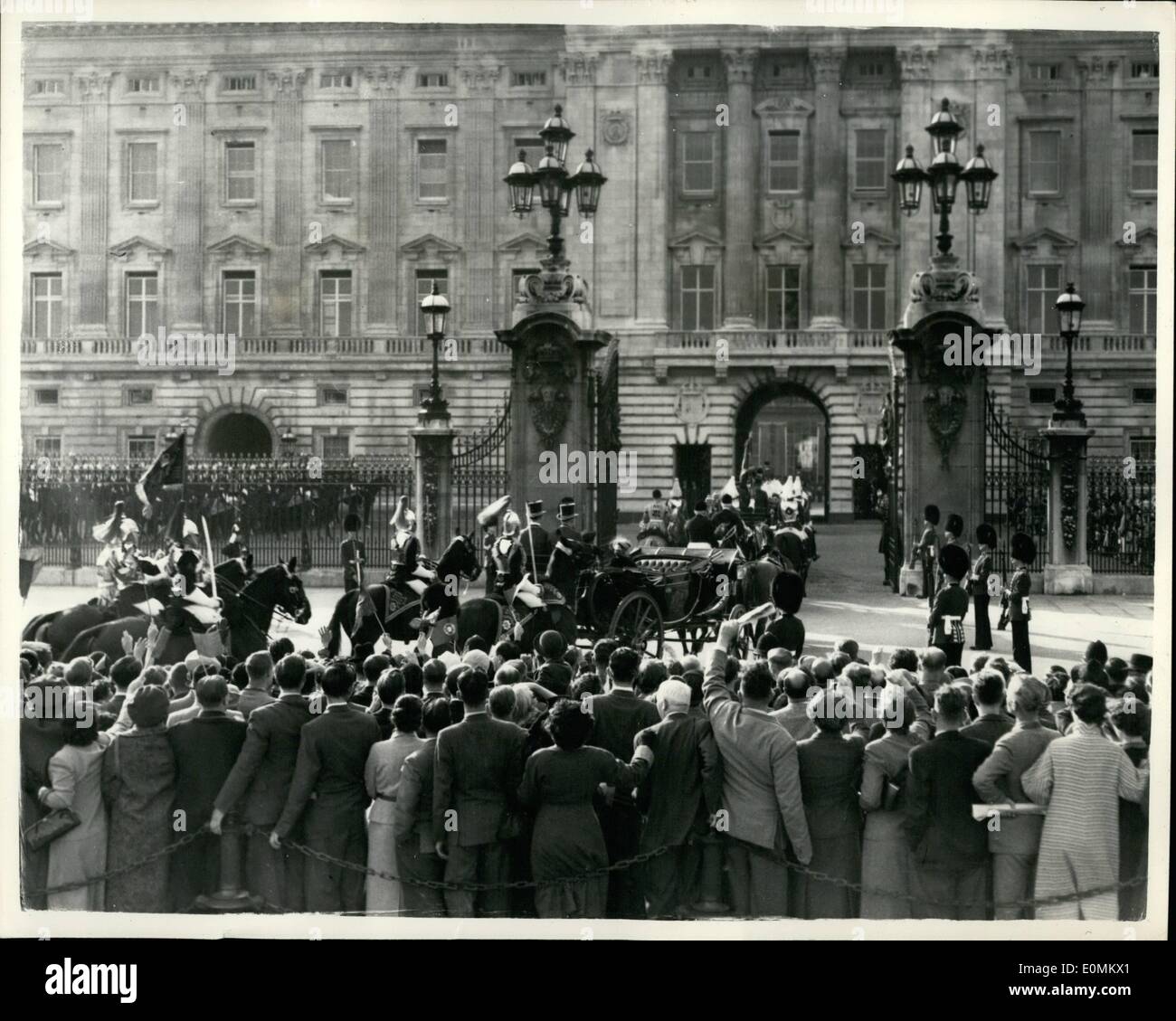 Oct. 10, 1955 - President of Portugal arrives in London. procession entering the Palace. Photo shows view of the State procession entering Buckingham Palace - on the arrival of the President of Portugal this afternoon. Stock Photo