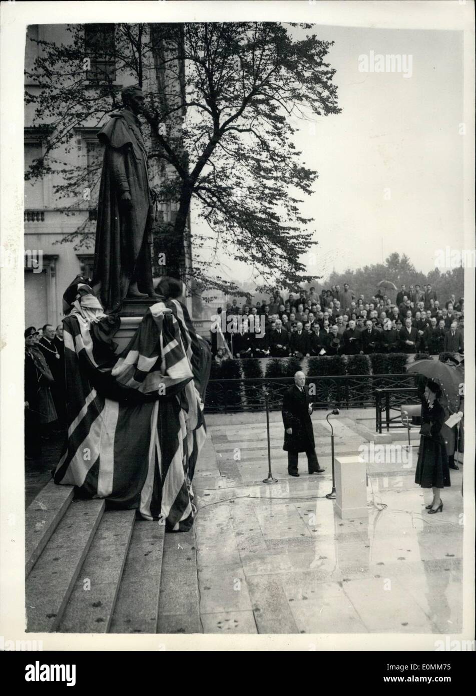 Oct. 10, 1955 - Queen unveils statue to her father - King George VI. Ceremony in Carlton Gardens.: H.M. The Queen this morning performed the ceremony of unveiling the statue to her father King George VI - in Carlton Gardens. The ceremony was attended by other members of the Royal family including the Queen Mother; Princess Margaret - Duke of Edinburgh; Duke and Duchess of Gloucester; duchess and Princess Margaret of Kent. Photo shows the scene as the Queen performs the ceremony in Carlton gardens this morning. Standing behind can be seen the Archbishop of Canterbury - and other officials. Stock Photo