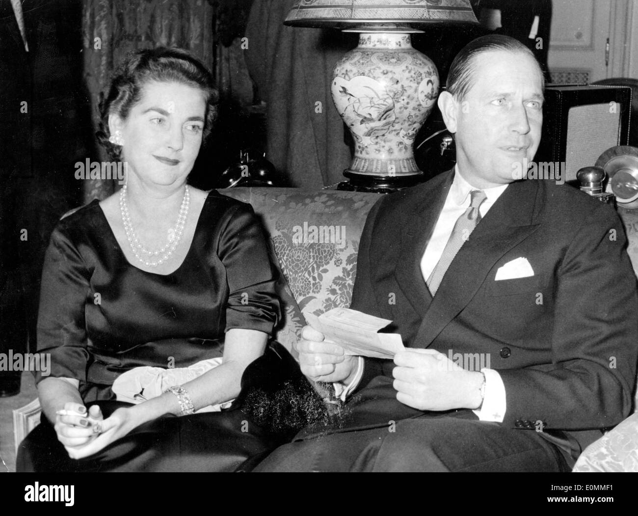 Socialite Barbara Hutton with husband Gottfried von Cramm Stock Photo ...