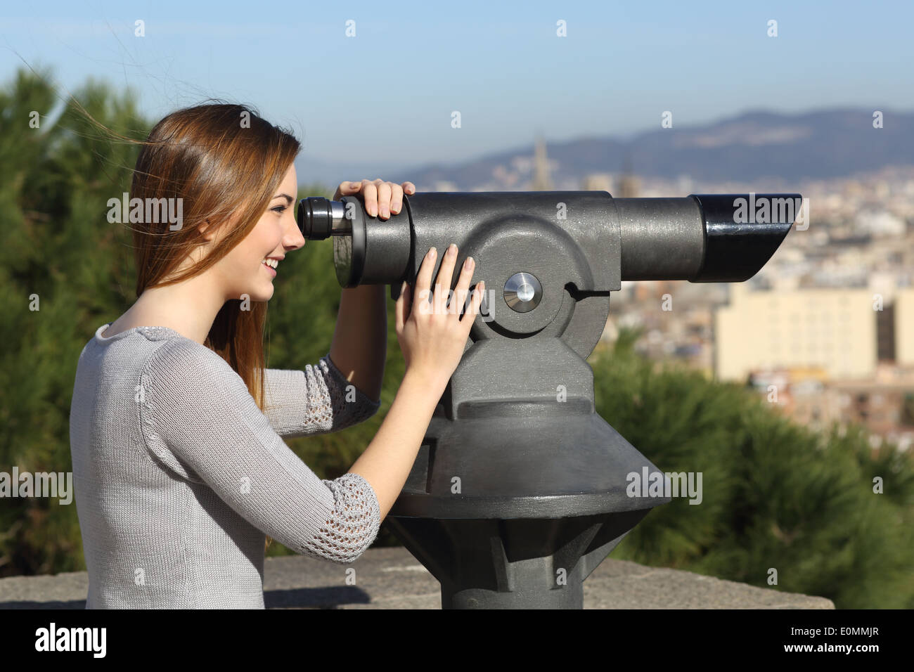 Видео наблюдающие женщины. Женщина с телескопом. Женщина с подзорной трубой. Девушка смотрит в телескоп арт. Девушка с телескопом фото.