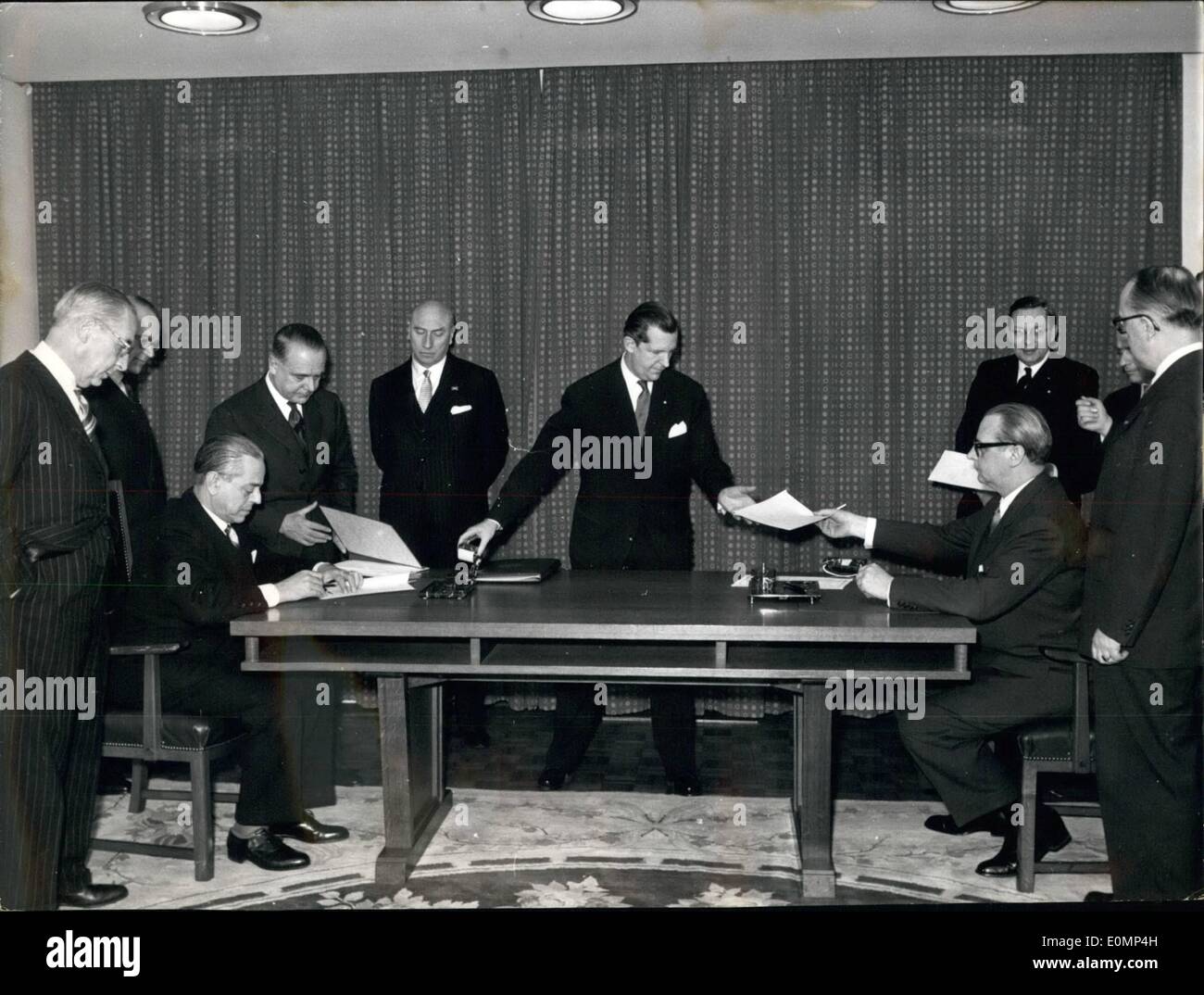 Feb. 02, 1956 - German-Italian cultur agreement. In the German Foreign Office on Wednesday ( 8-2-56 ) a German-Italien cultur agreement was signatured. Photo Shows Left the Italien minister for Foreign Affairs. Martimo ( Martimo ) and embassador Grazzi ( Grazzi ). On the right: German minister of foreign affairs v. Brentano ( Brentano ) and before him secretary of states Hallstein ( Hallstein Stock Photo