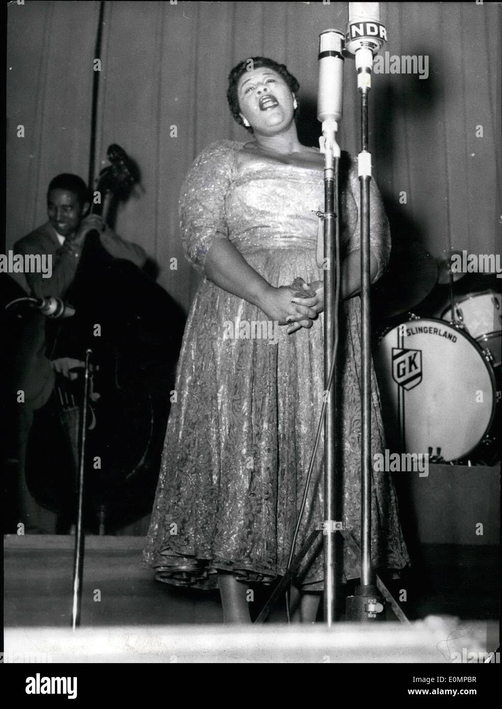 Feb. 02, 1956 - Kein Gebet einer Jungfrau . singt Ella Fitzgerald, sondern heissesten Jazz, wie ihn nur die beruhmte Jazz at the Philharmonic Gruppe machen kann, die in Hamburg ihre neue Deutschland-Tournee began. Turbinen-Jazz hat man in Amerika ihre Musik genannt. Keystone-Bild Stock Photo