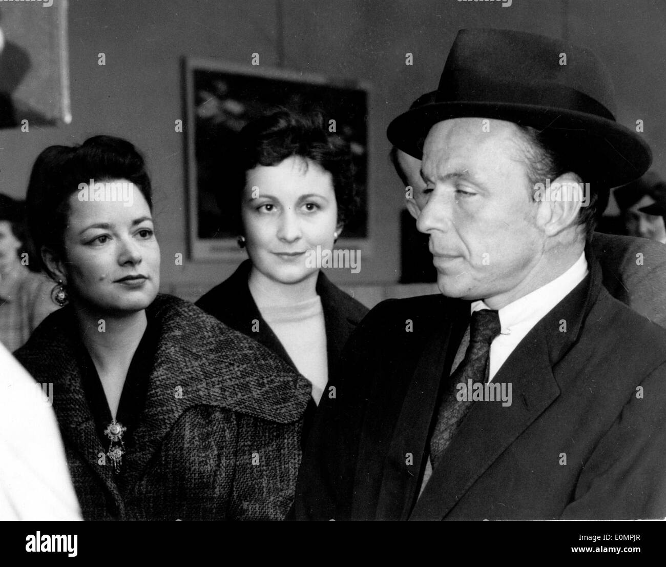 Singer Frank Sinatra being admired by women at the airport Stock Photo