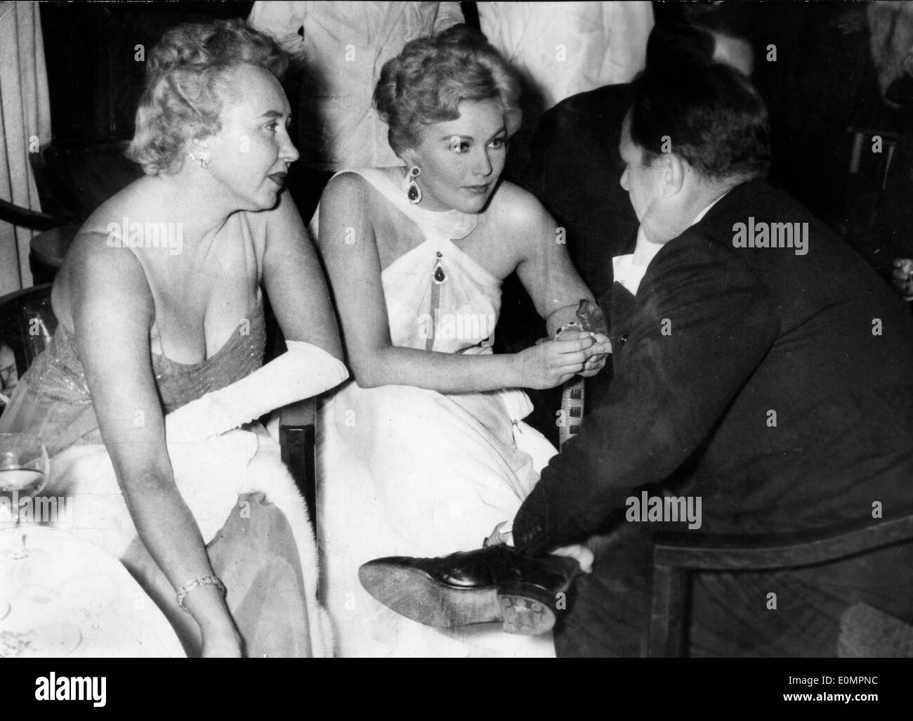Actress Kim Novak talking with Prince Aly Khan and Milly Condesine Stock Photo