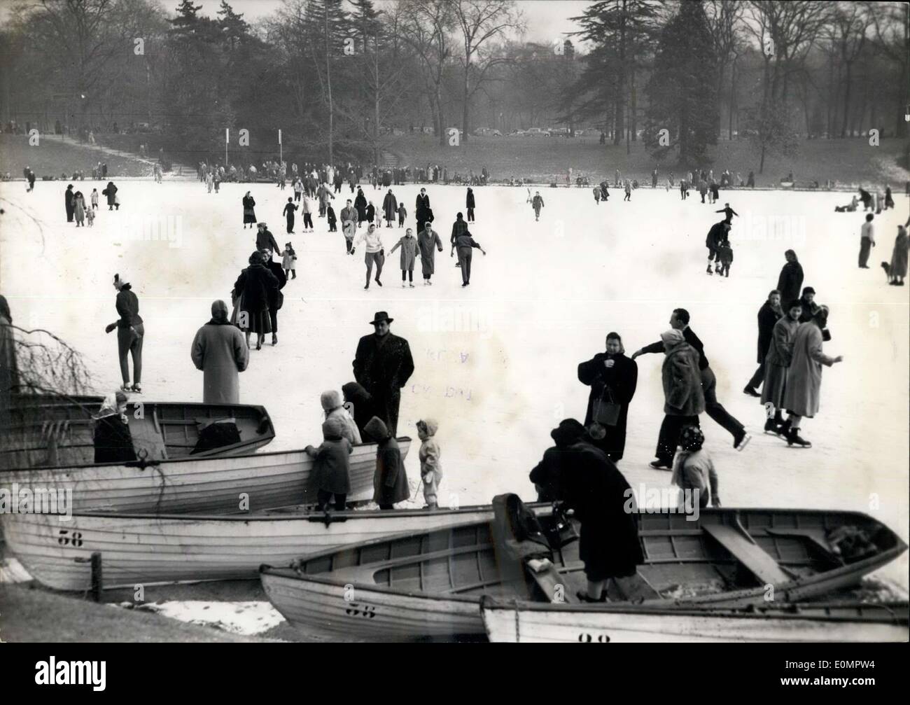 Skating on bois de boulogne lake hires stock photography and images