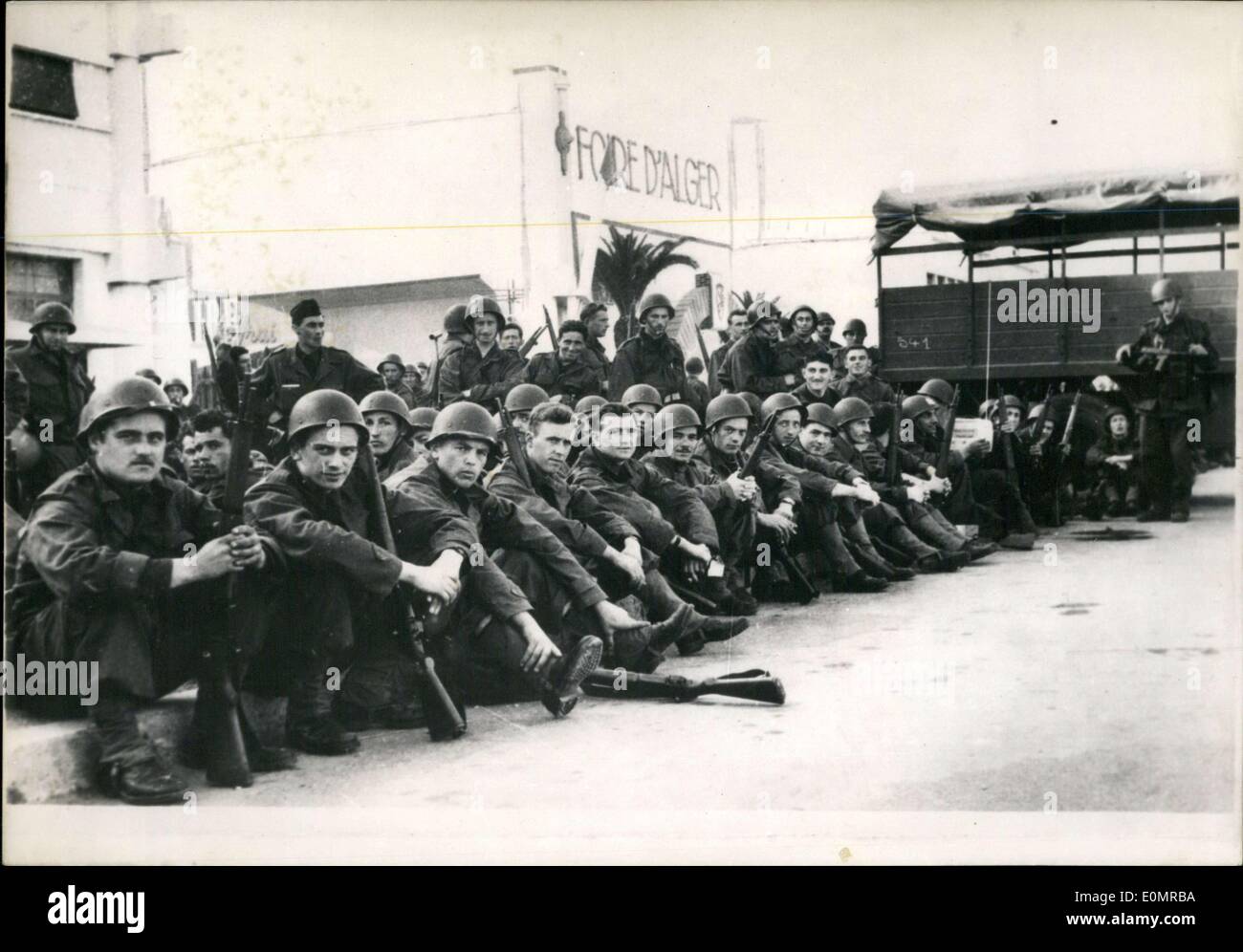 Group of soldiers hi-res stock photography and images - Alamy
