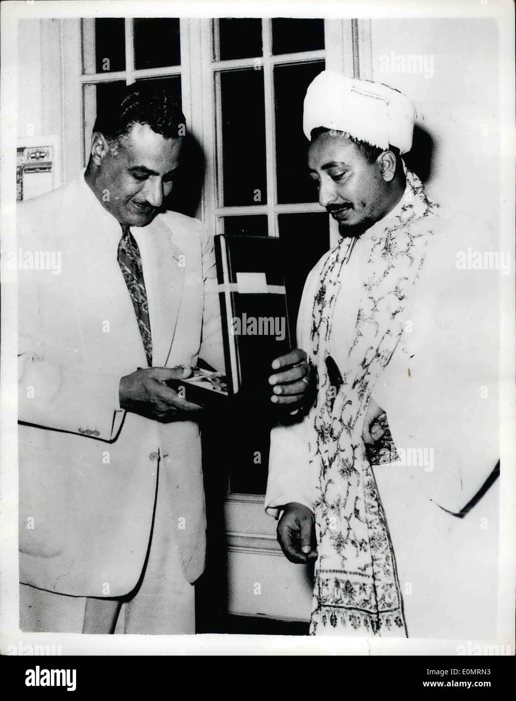 Aug. 08, 1956 - Presentation to Prince of Yemen. Nasser congratulated on Suez Canal Nationalism: Prince Seil el Islam Mohamed el Badr, Crown Prince of Yemen, recently at the head of a Yemeni delegation called on President Nasser to Ã¢â‚¬ËœCongratulate him on the Nationalization of the Suez Canal'. Pres. Nasser presented the Prince with the order of the Nile First Class. Photo shows Pres. Nasser presents the award to Prince Badr in Cairo. Stock Photo