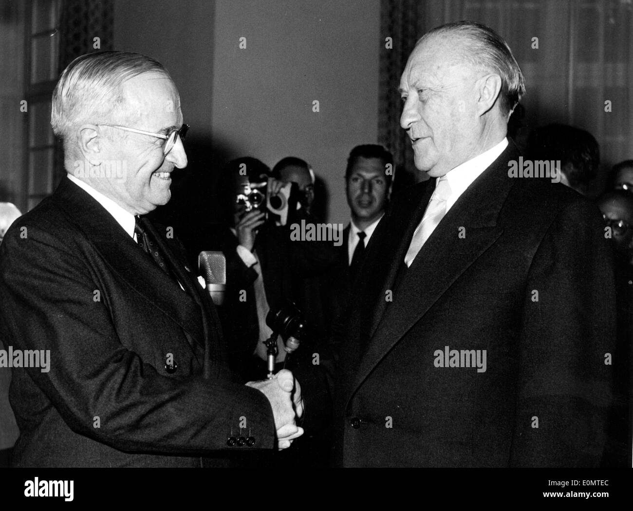 President Harry S. Truman and Konrad Adenauer shake hands Stock Photo