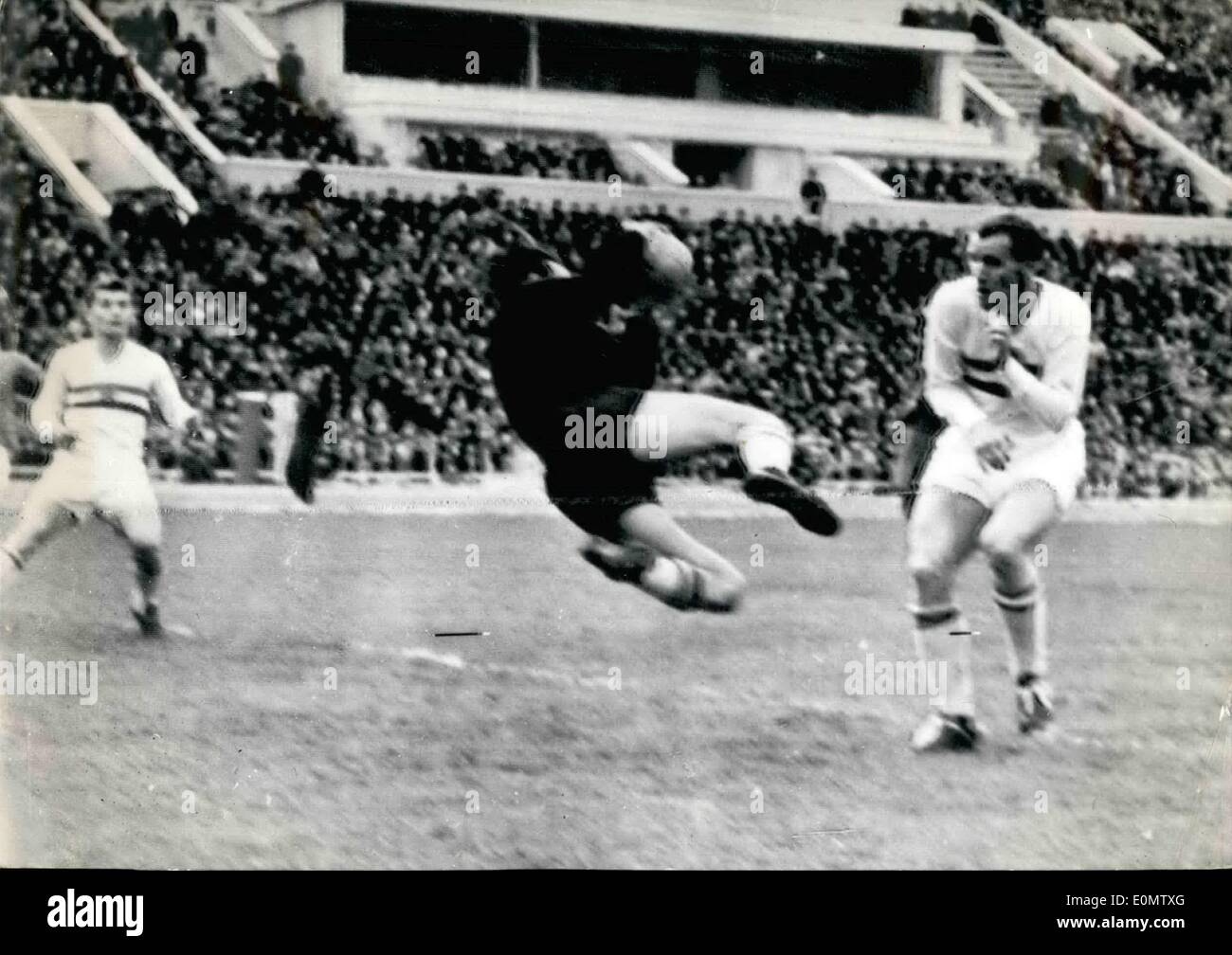 Sep. 09, 1956 - Football:Hungary Beats Russia 1 - 0 Moscow: The Hungarian  Goalkeeper bounces and catches the ball shot by a Russian foreward Stock  Photo - Alamy
