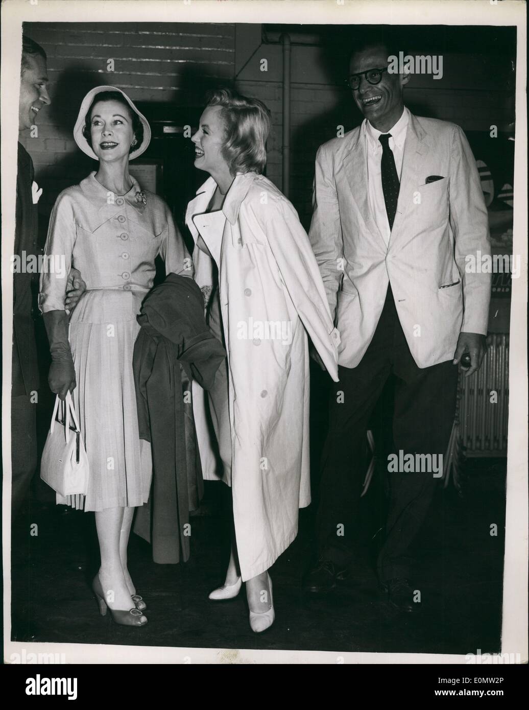 Jul 07 1956 Marilyn Monroe Arrives Marilyn Monroe And Her Husband Playwright Arthur Miller Arrived At London Airport Today Marilyn Is Tom Make A Film Her With Sir Laurence