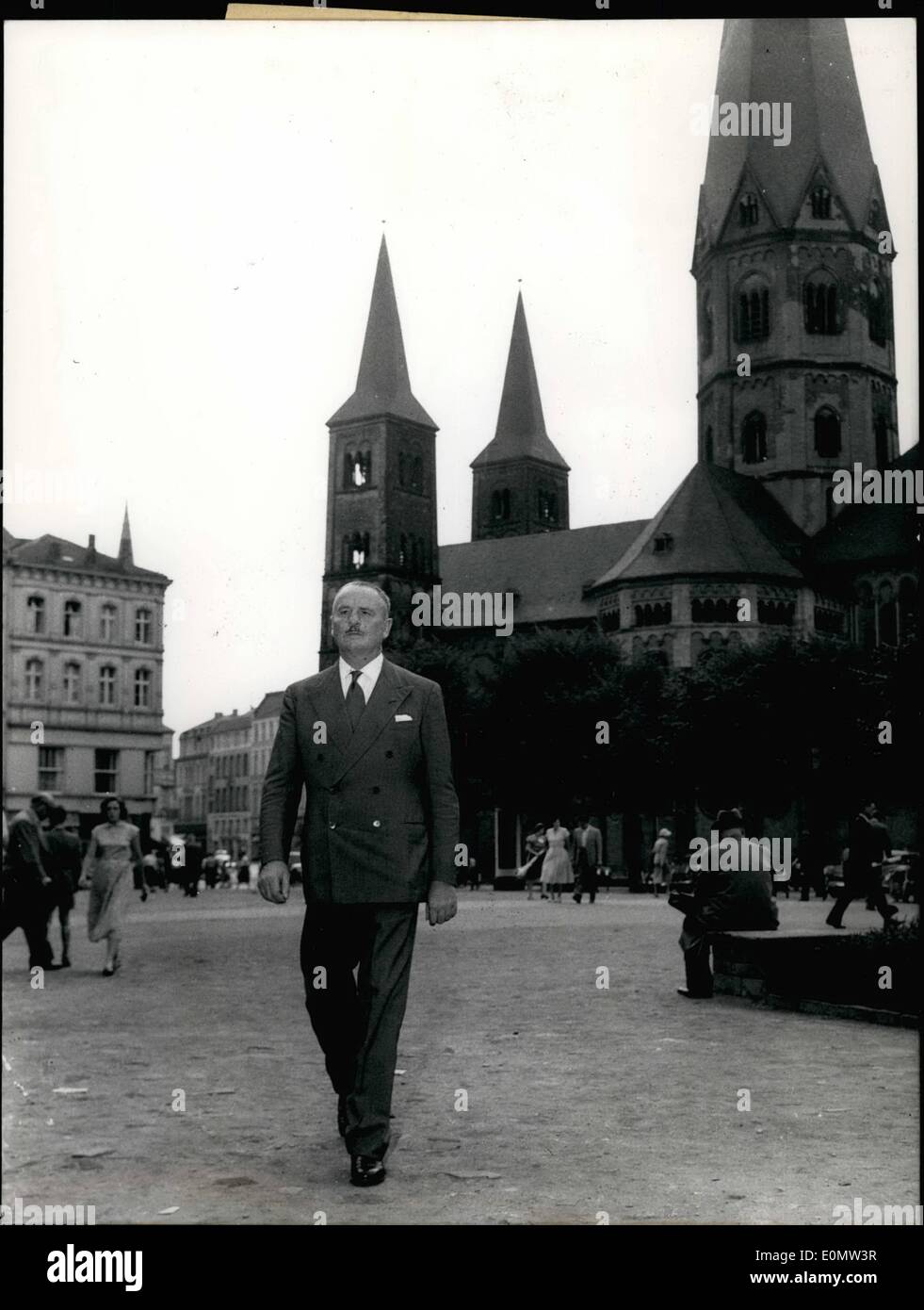 Jul. 07, 1956 - Sir Oswald Mosley in Bonn.: The British leader of the Fashists, Sir Oswald Mosley stays in Bonn in the moment to discuss something with his soliciters. As it is known Bundeskanzler Dr. Adenauer accused Mosley for making a fronts against the chancelor. Stock Photo
