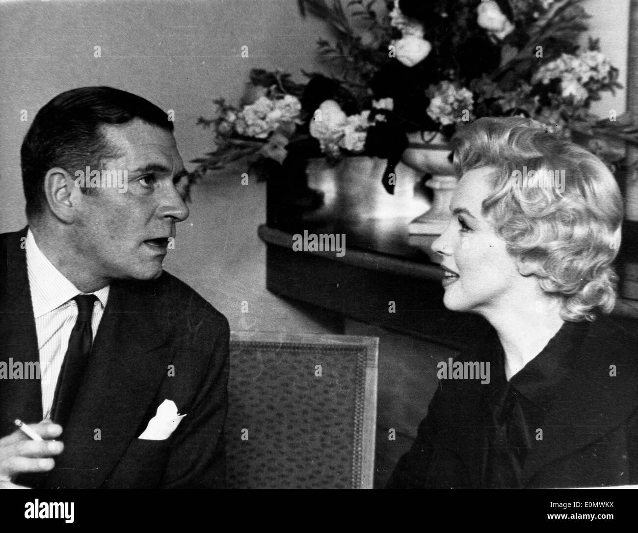 Marilyn Monroe and Sir Laurence Olivier at a press conference for 'The Sleeping Prince' Stock Photo