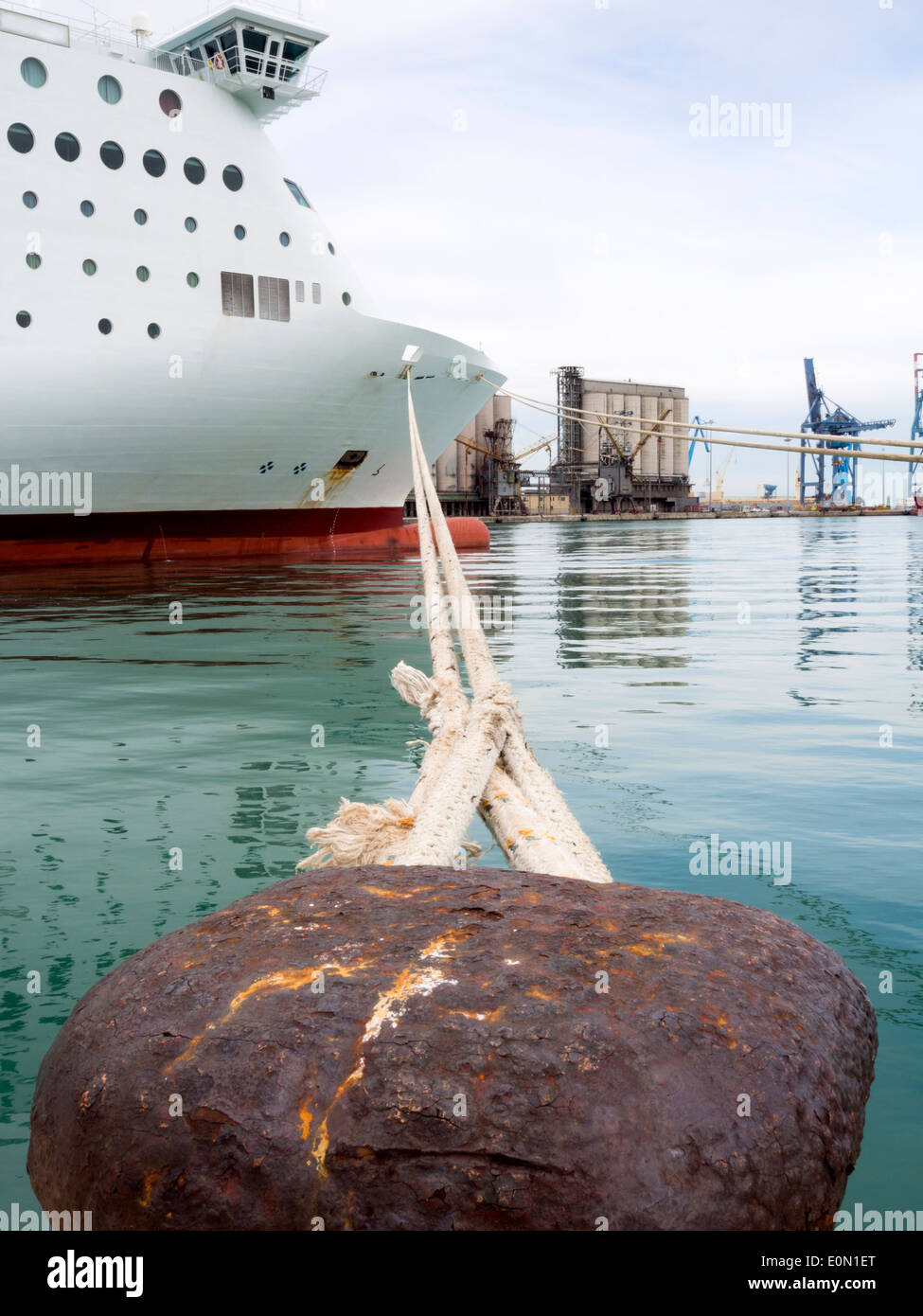 Tourist boat tied pier rope hi-res stock photography and images - Alamy