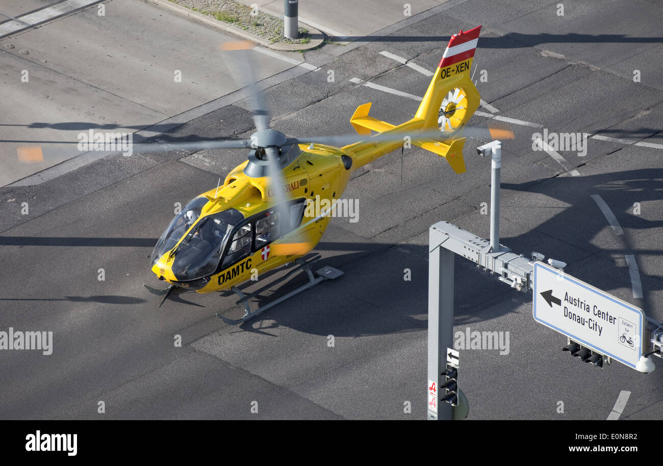 ÖAMTC Rettungshubschrauber im Einsatz - ÖAMTC rescue helicopter Stock Photo